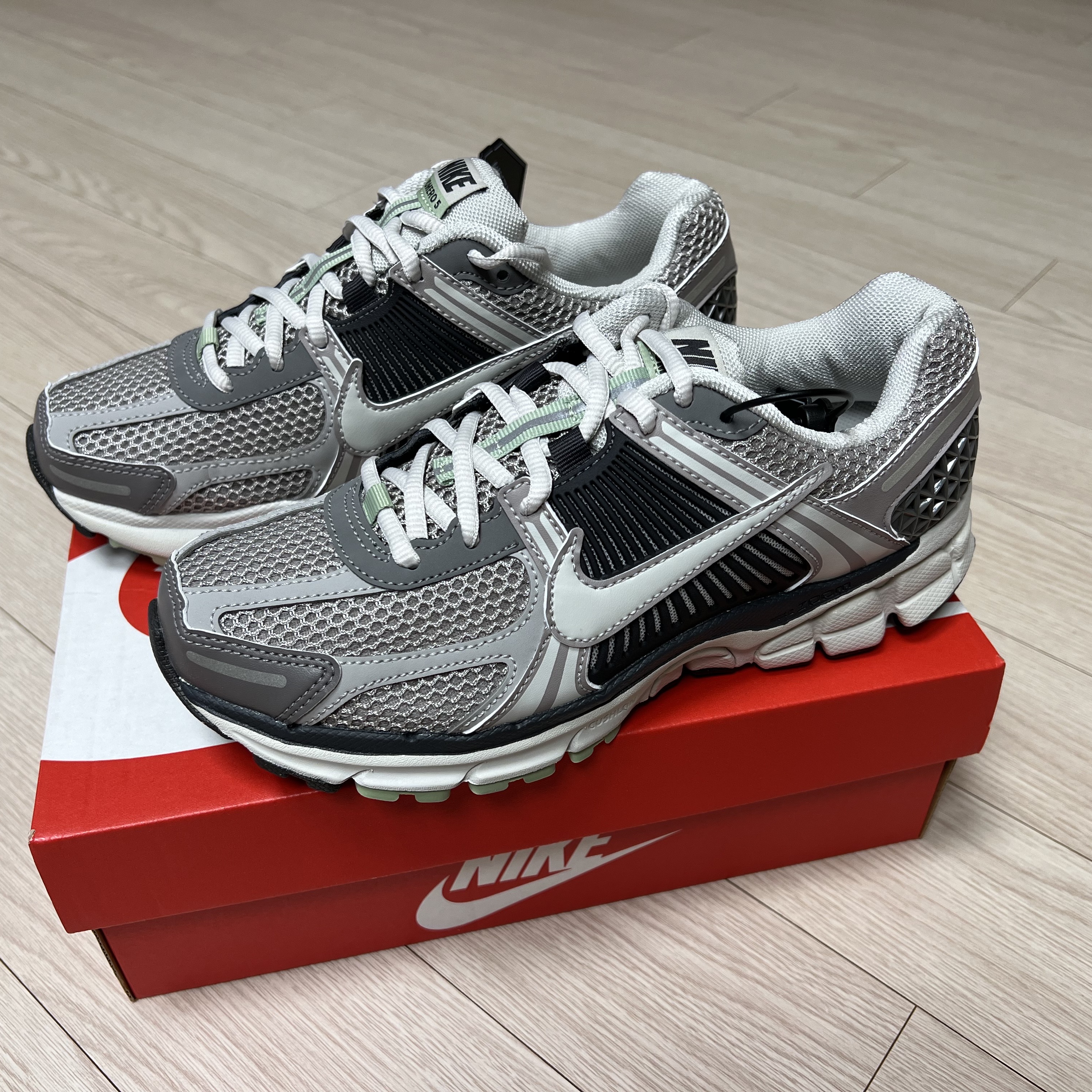 (W) Nike Zoom Vomero 5 Cobblestone and Flat Pewter 착용 스타일