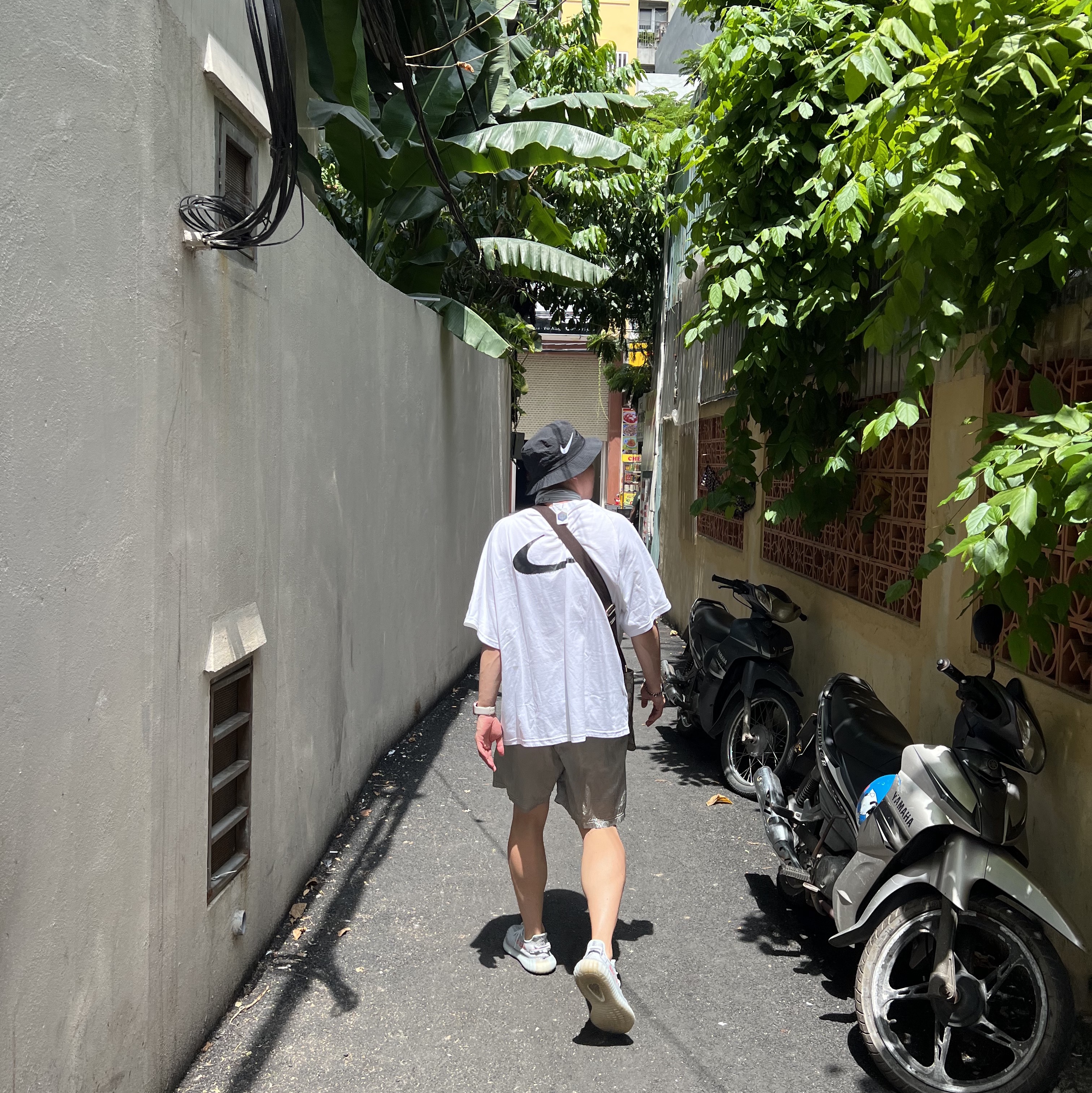 Adidas Yeezy Boost 350 V2 Blue Tint 2017, Nike x Off-White NRG Short Sleeve T-Shirt White 착용 스타일
