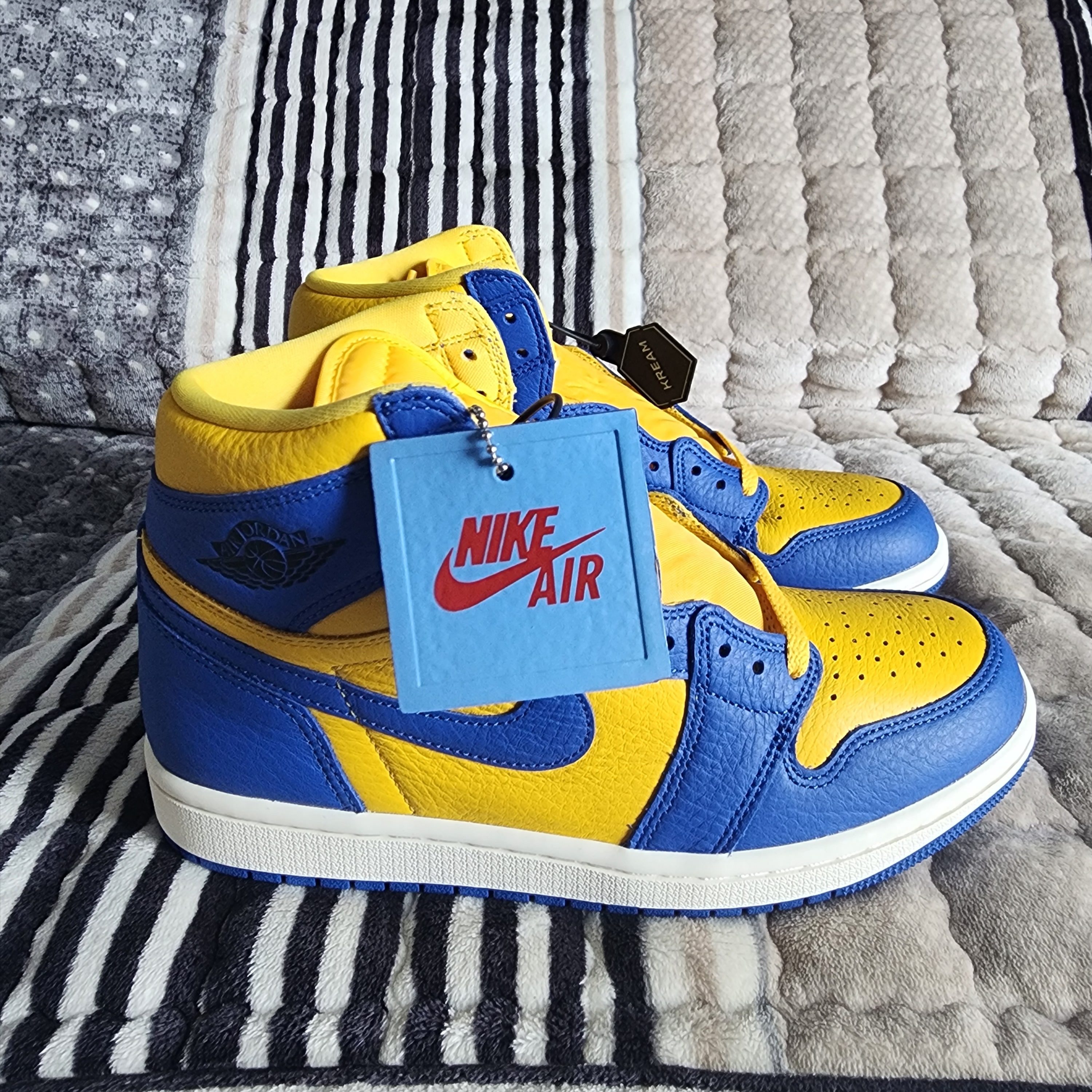 (W) Jordan 1 Retro High OG Game Royal and Varsity Maize 착용 스타일