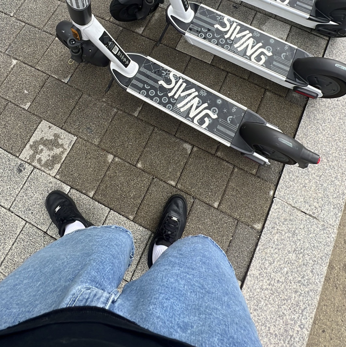 Nike Air Force 1 '07 Low Triple Black 착용 스타일