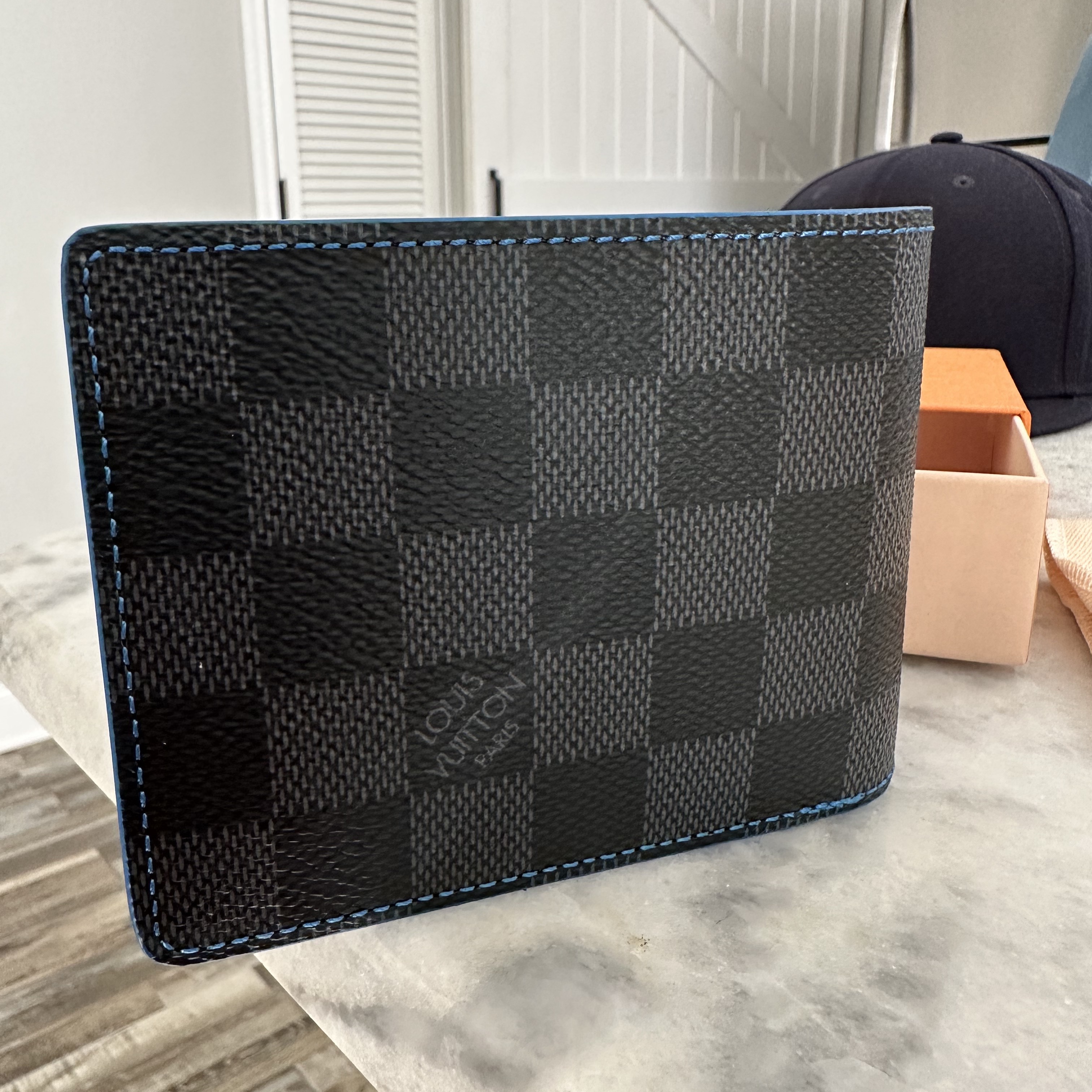 Louis Vuitton Slender Wallet Damier Graphite Blue 착용 스타일 - 4