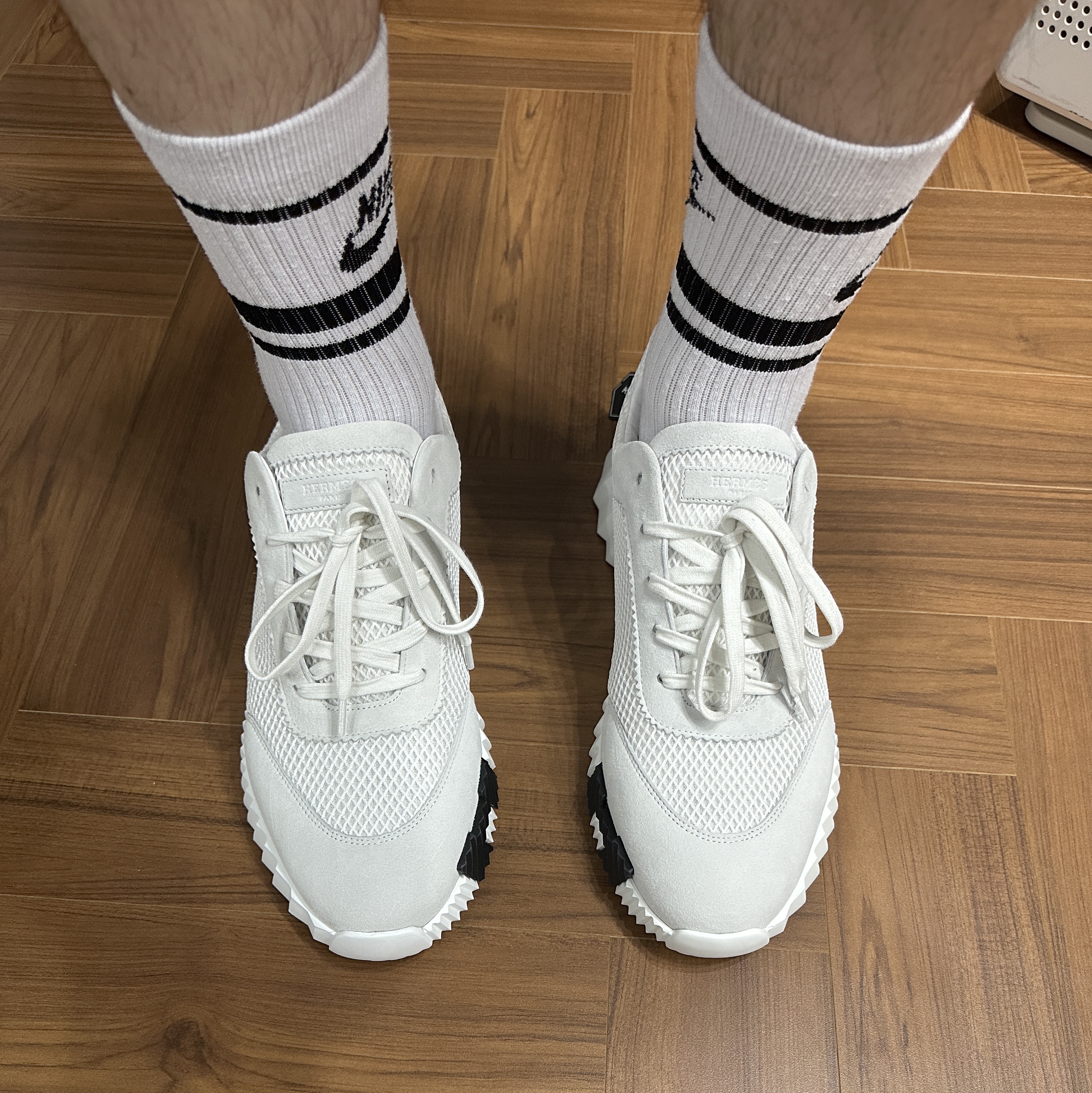 Hermes Bouncing Sneakers Graphic Mesh Suede Goatskin & Blanc 착용 스타일 - 2
