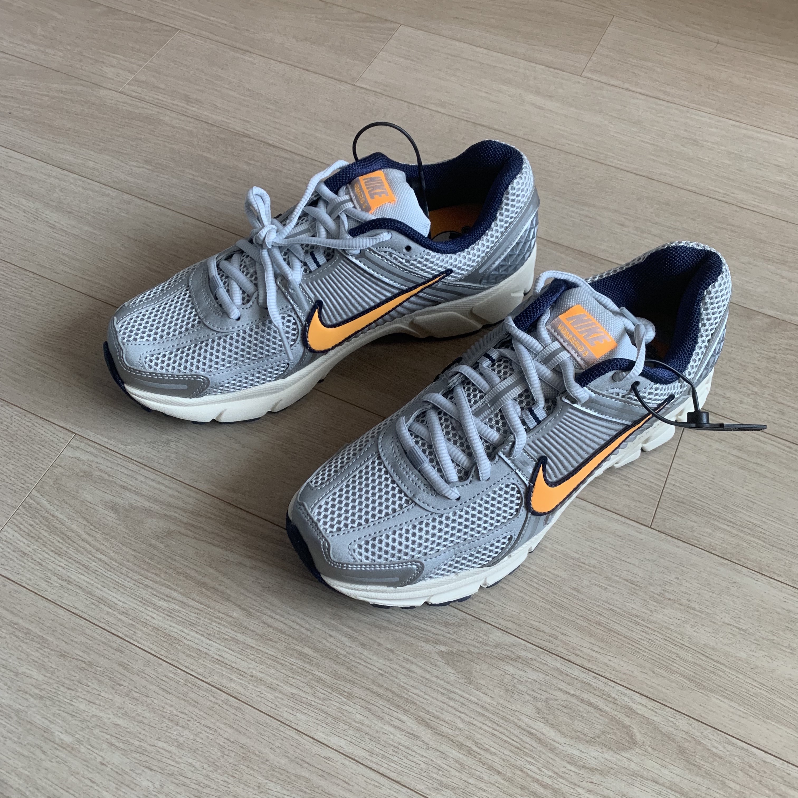 Nike Zoom Vomero 5 Pure Platinum and Laser Orange 착용 스타일 - 2