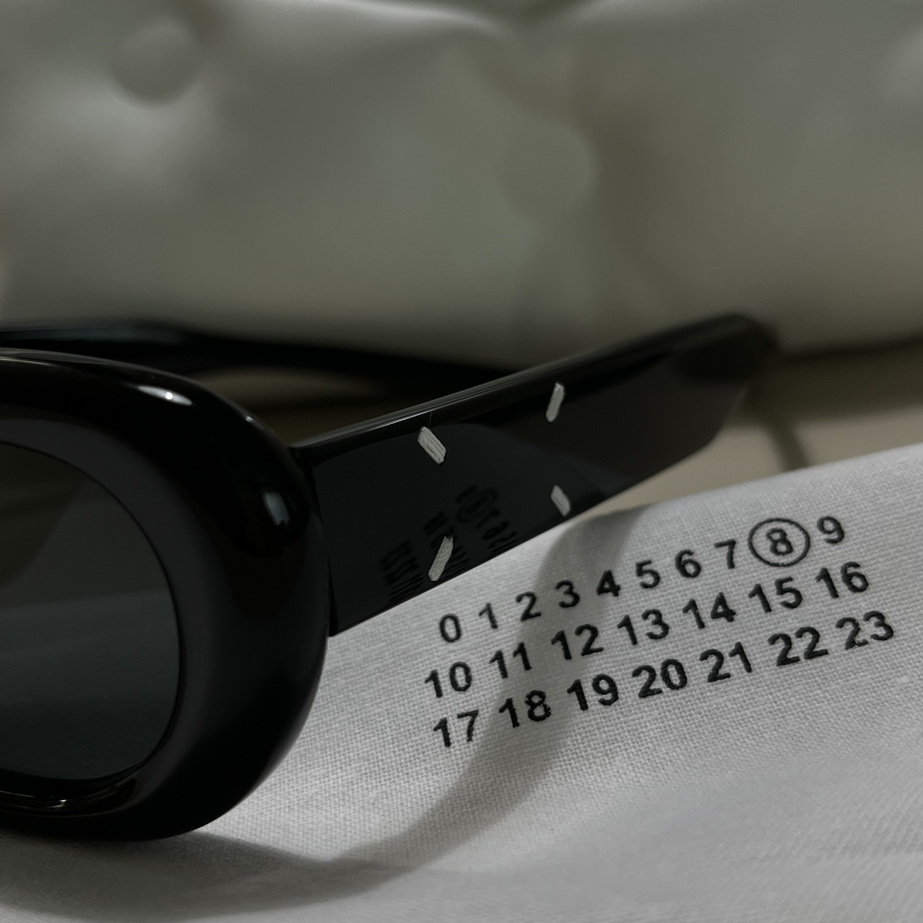 Gentle Monster x Maison Margiela MM004 Black Black 착용 스타일