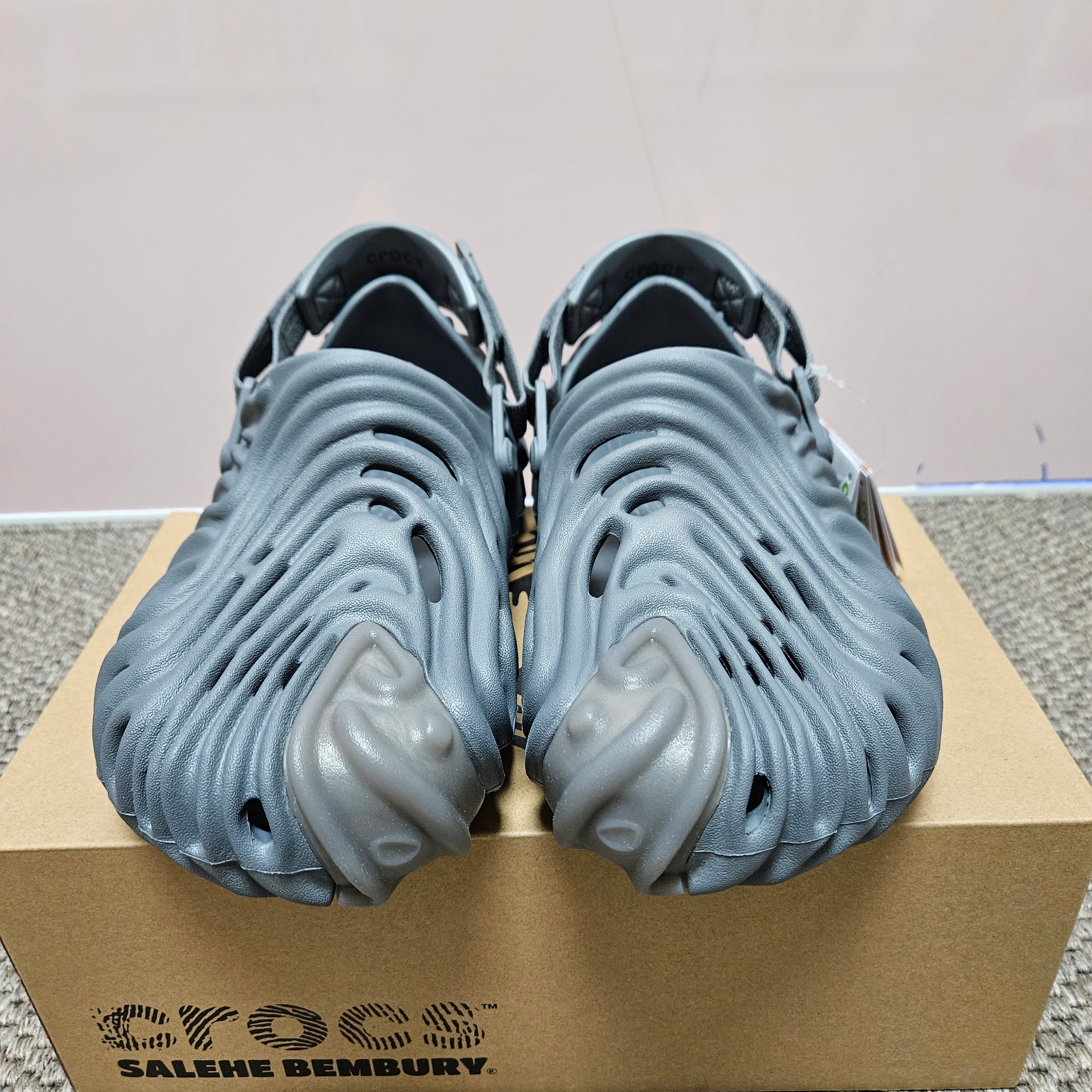 Crocs x Salehe Bembury Pollex Clog Niagara 착용 스타일 - 3