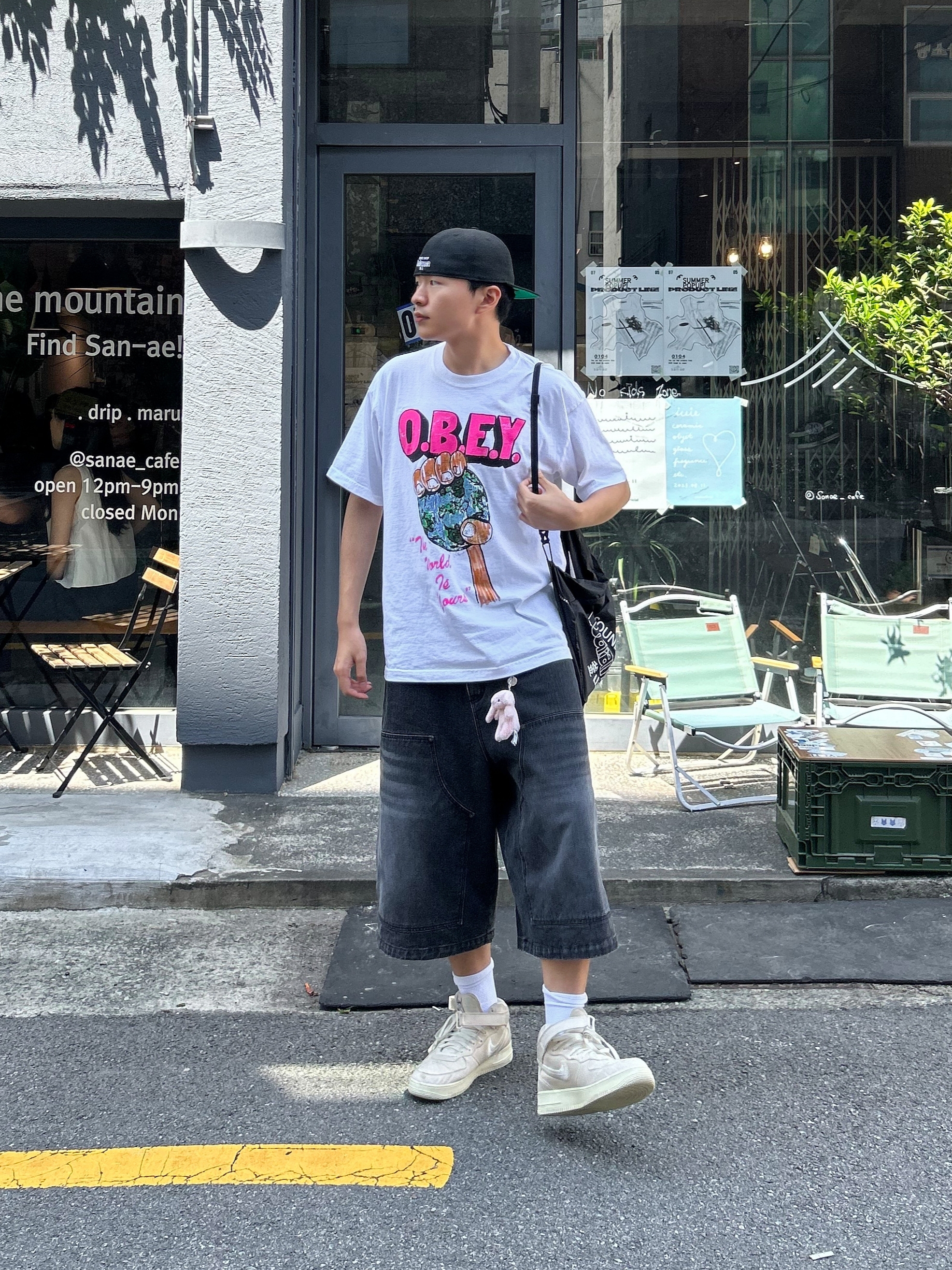 Nike x Stussy Air Force 1 '07 Mid SP Fossil, Jellycat Bashful Bunny Bag Charm Blush 착용 스타일 - 4