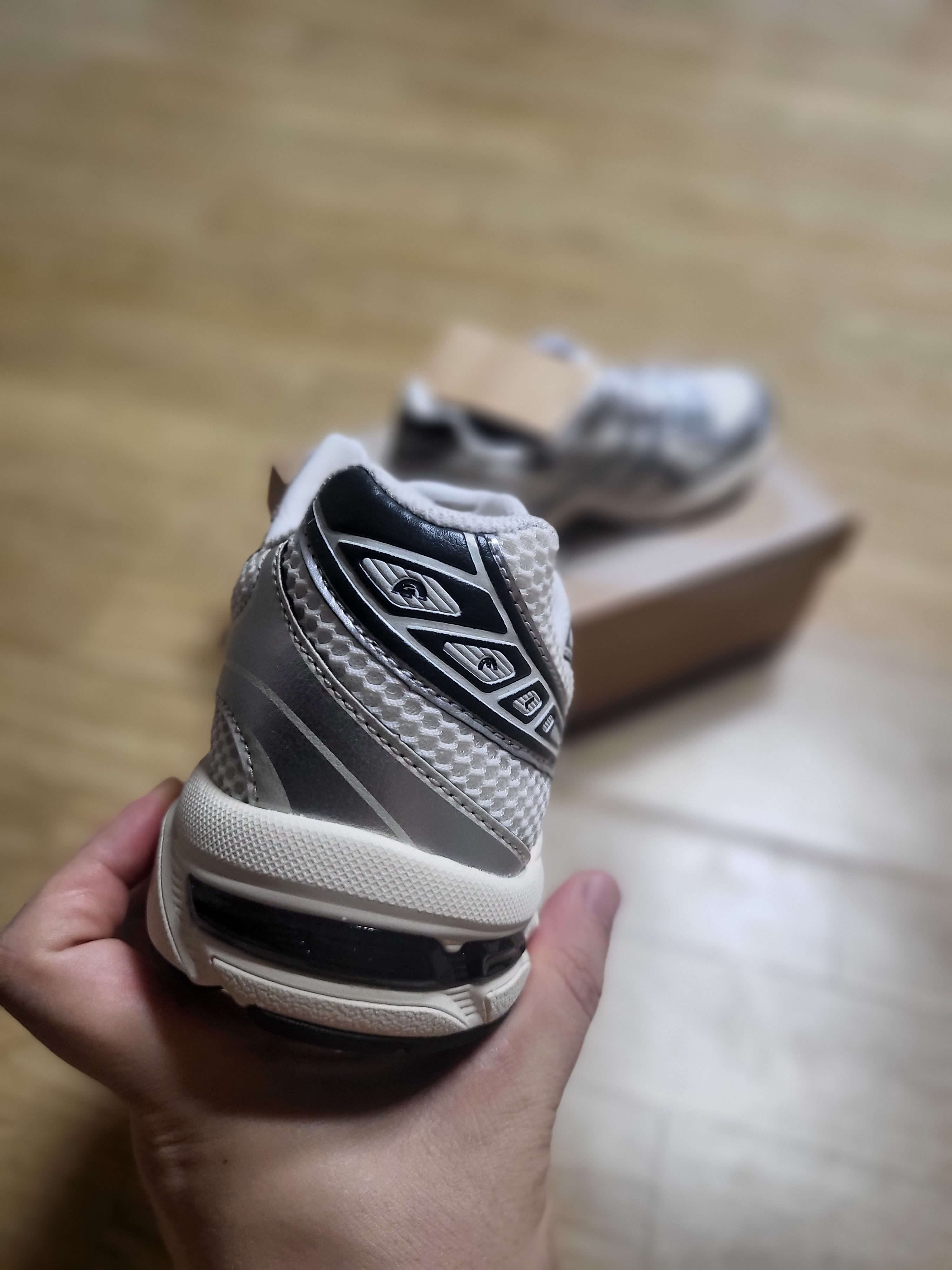Asics x Kith Gel-1130 Cream Scarab 착용 스타일 - 2
