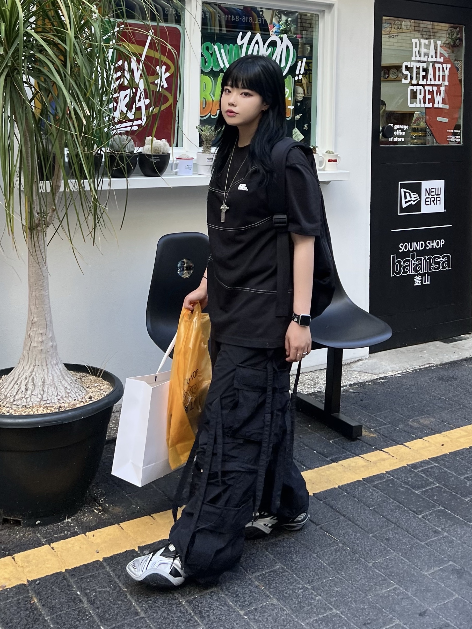 Balenciaga Tyrex Sneakers Black Grey, Ader Error Bertic Logo T-Shirt Noir 착용 스타일