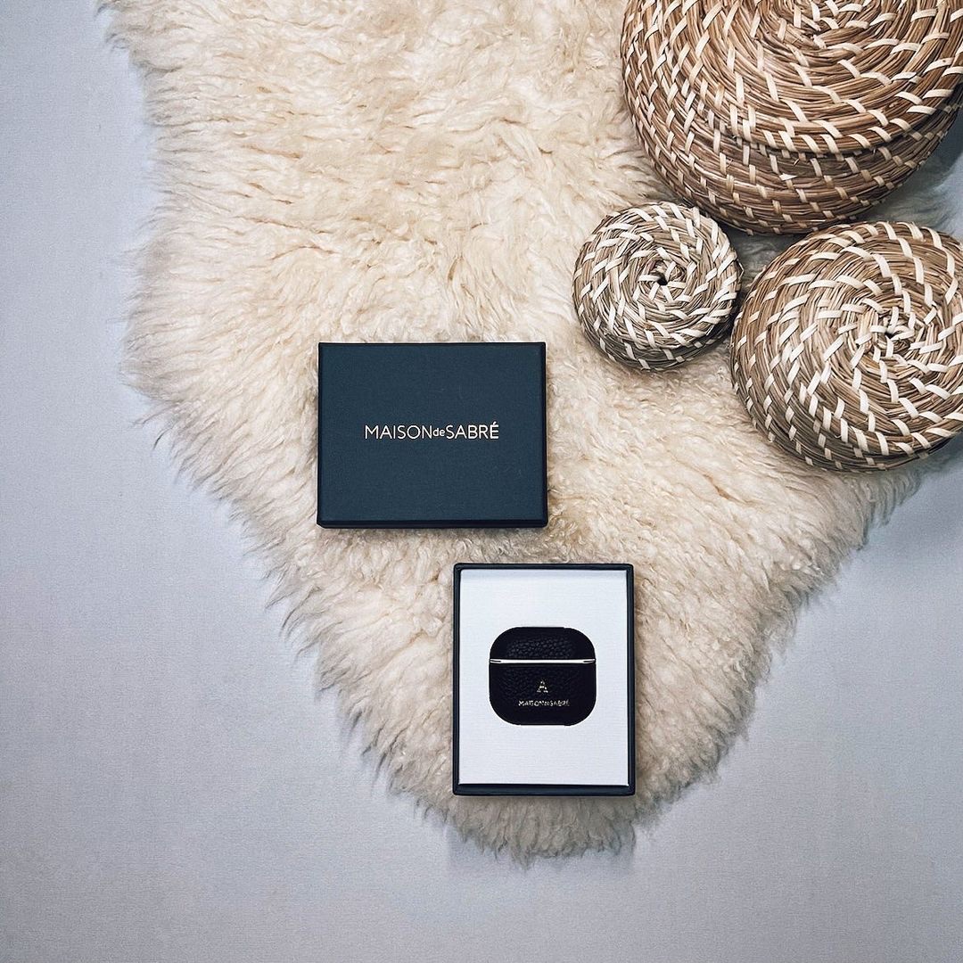 [KREAM 단독] Maison de Sabre AirPods Case Pro Black Caviar, [KREAM 단독] Maison de Sabre AirPods Case 3 Black Caviar 착용 스타일
