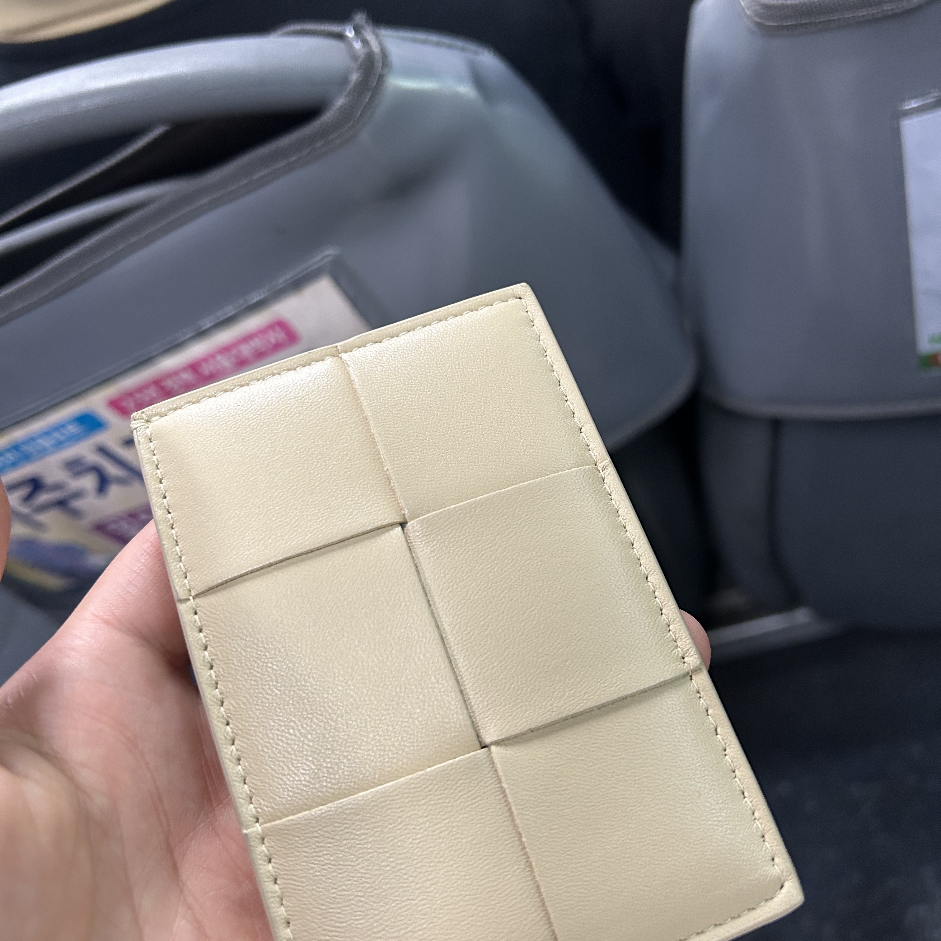 Bottega Veneta Credit Card Case Lambskin & Calfskin Porridge 착용 스타일