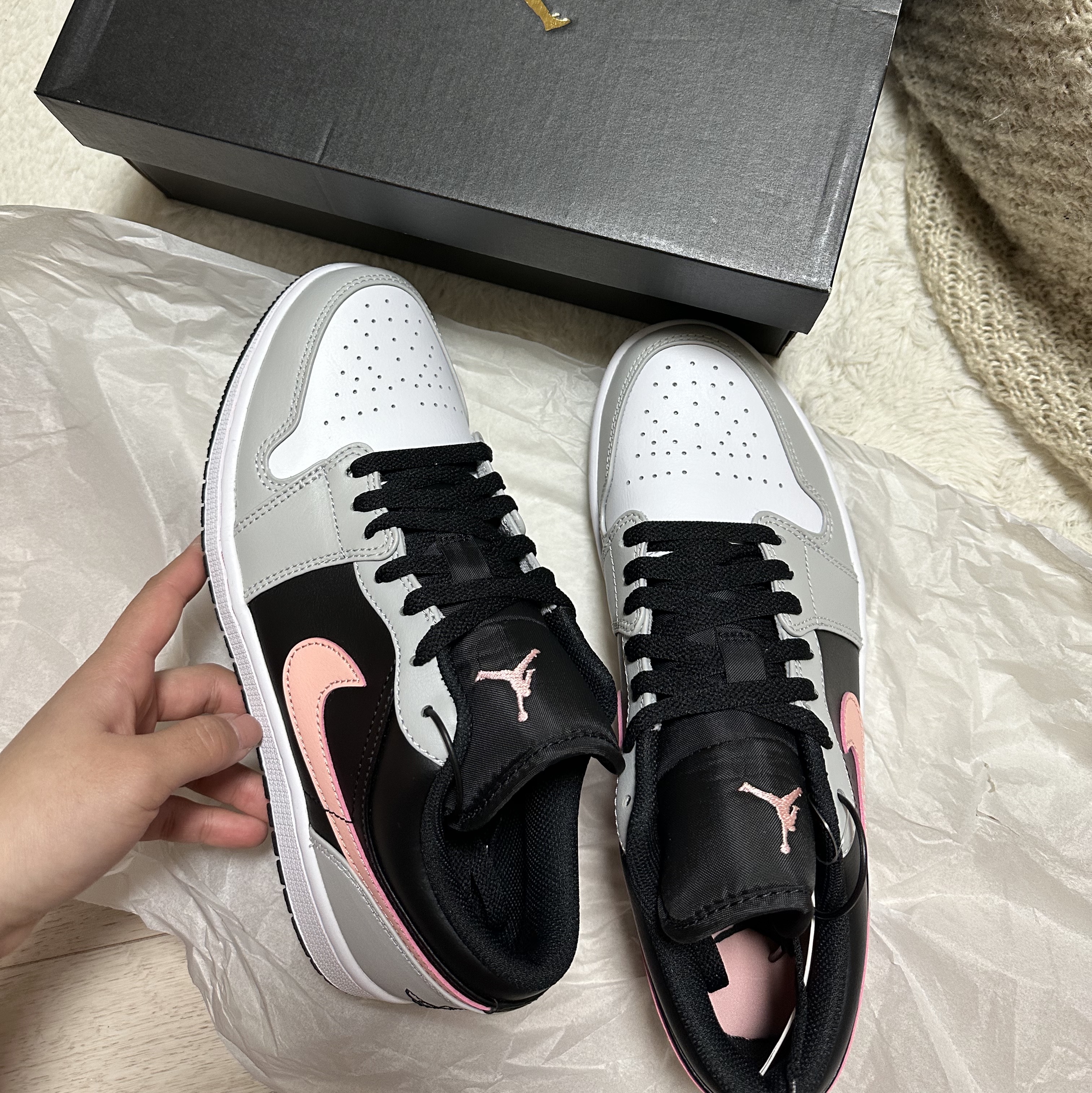 Jordan 1 Low Grey Fog Black Bleached Coral 착용 스타일