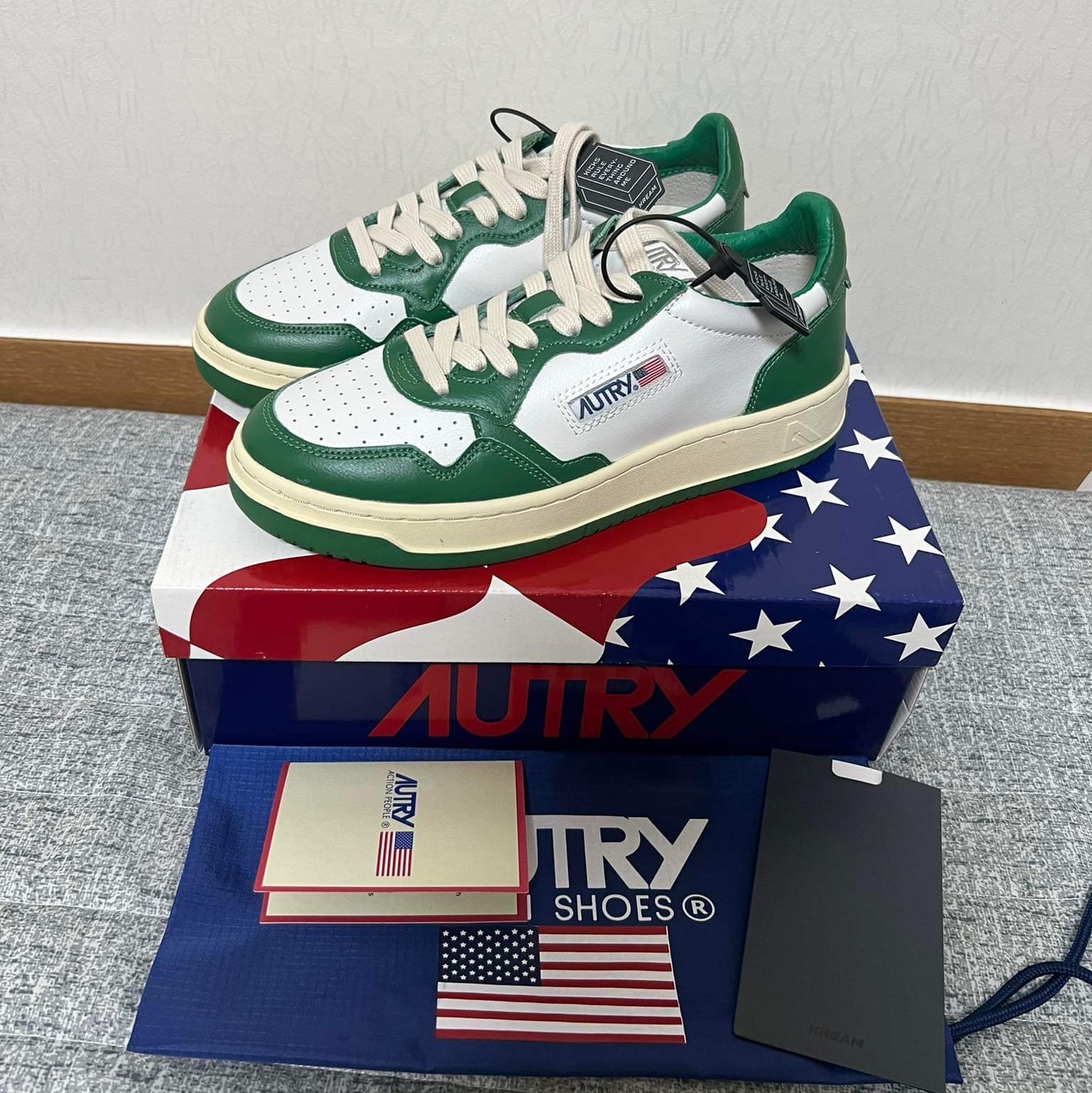 (W) Autry Medalist Low Leather Sneakers Green White 착용 스타일