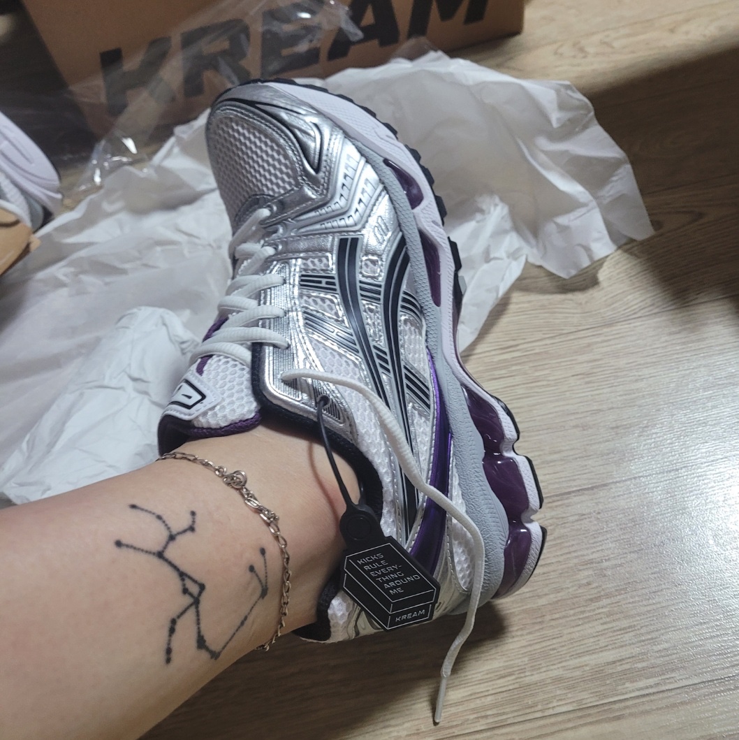 (W) Asics Gel-Kayano 14 White Dark Grape 착용 스타일 - 2