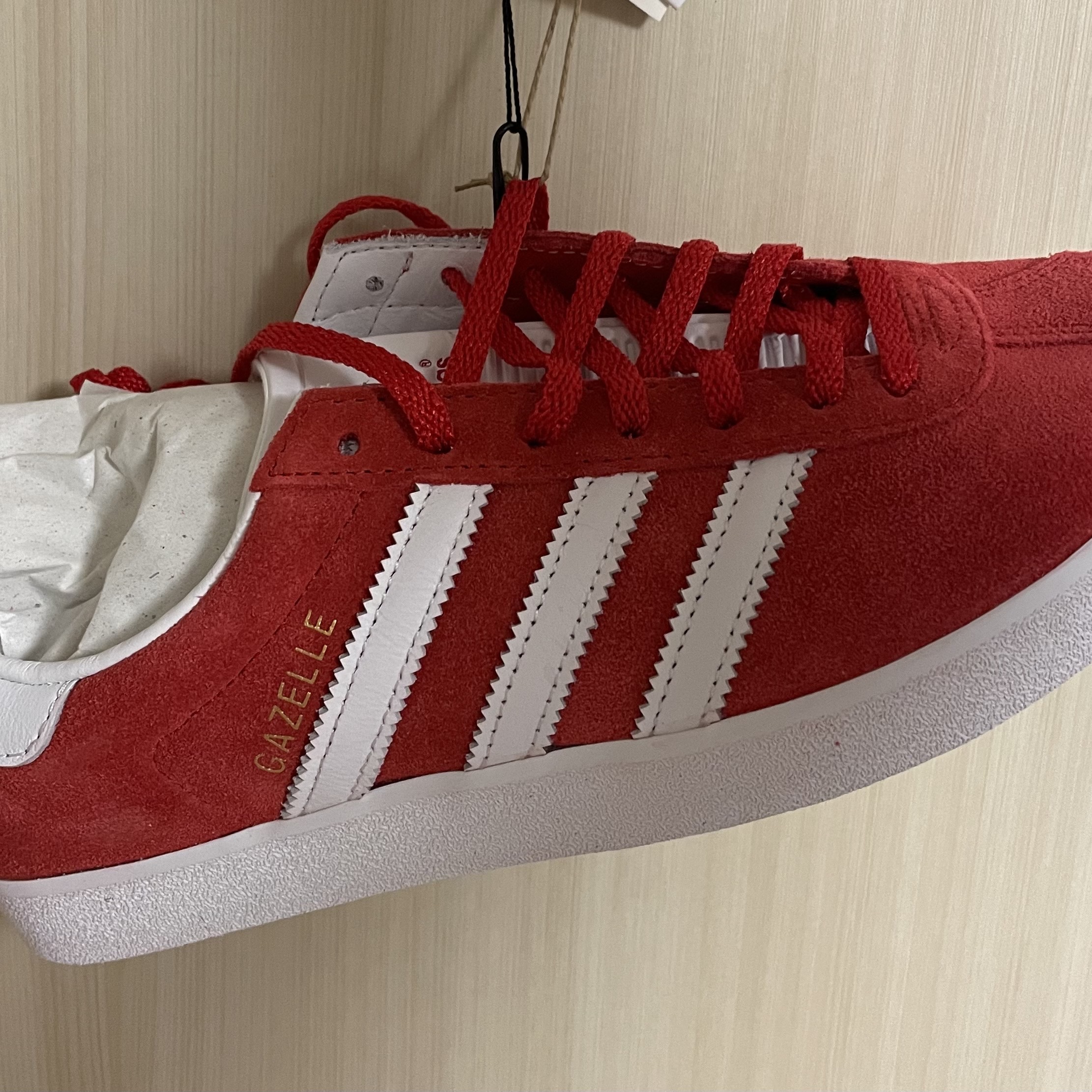 Adidas Gazelle 85 Better Scarlet Cloud White 착용 스타일