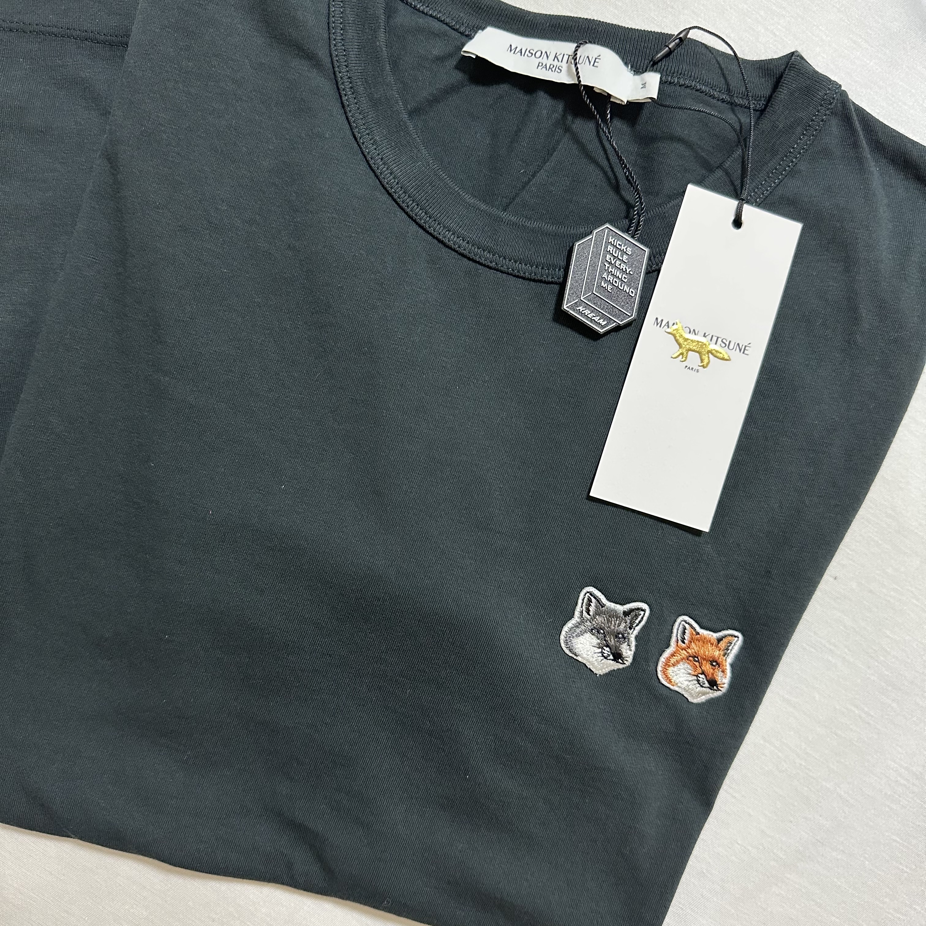 Maison Kitsune Double Fox Head Patch Classic T-Shirt Anthracite 착용 스타일