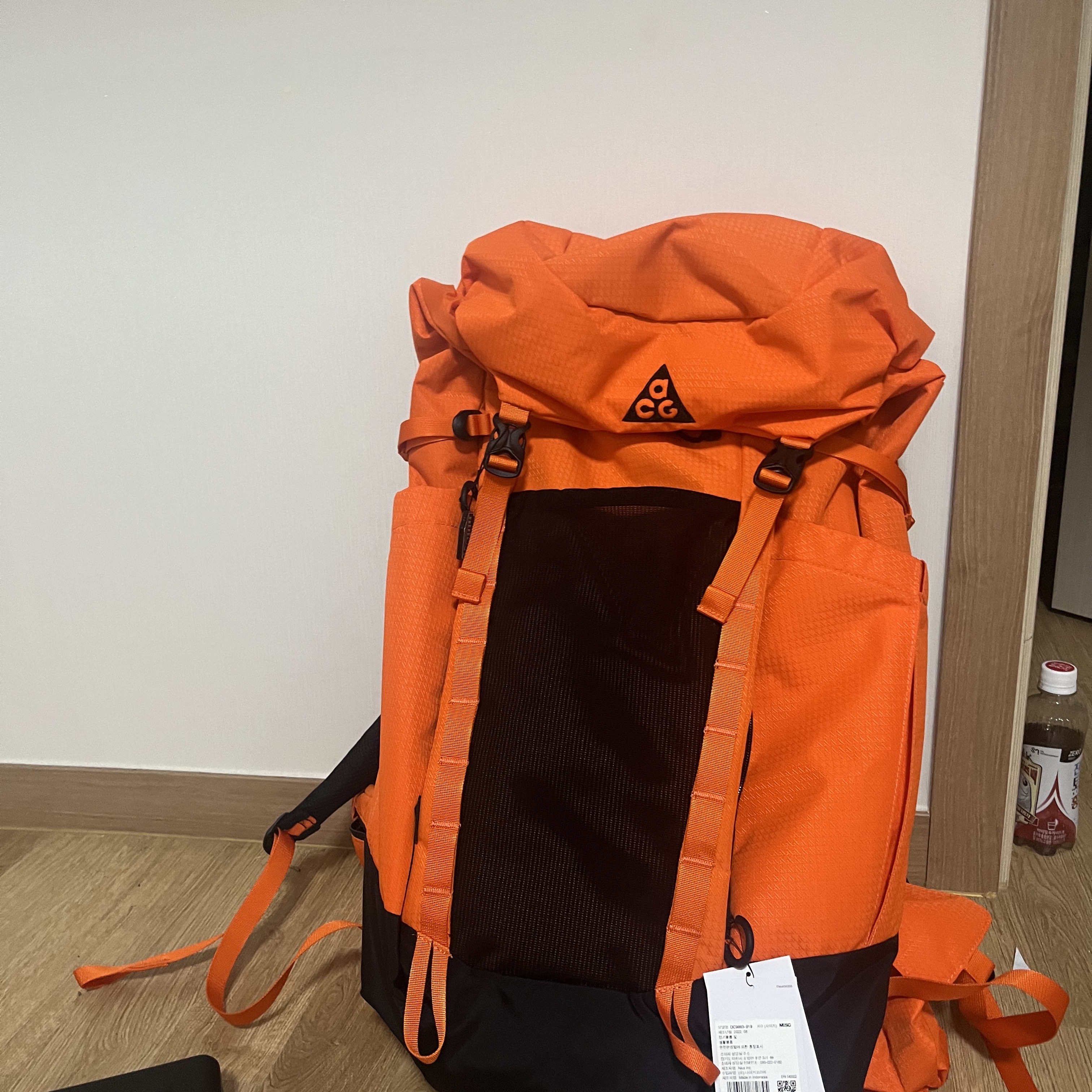 Nike ACG 36 Backpack Safety Orange 착용 스타일