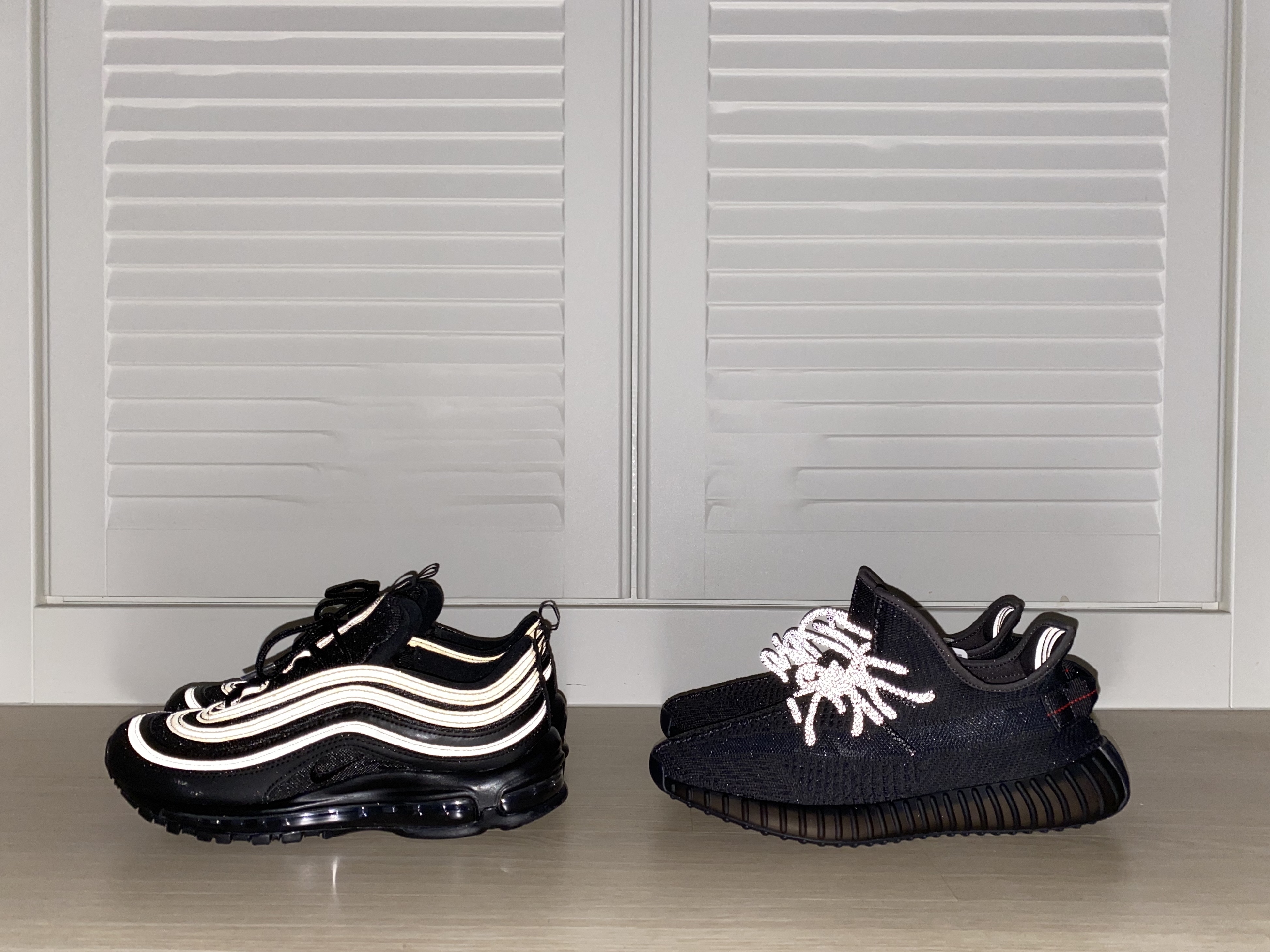 Nike Air Max 97 Triple Black, Adidas Yeezy Boost 350 V2 Black - Non-Reflective 착용 스타일 - 2
