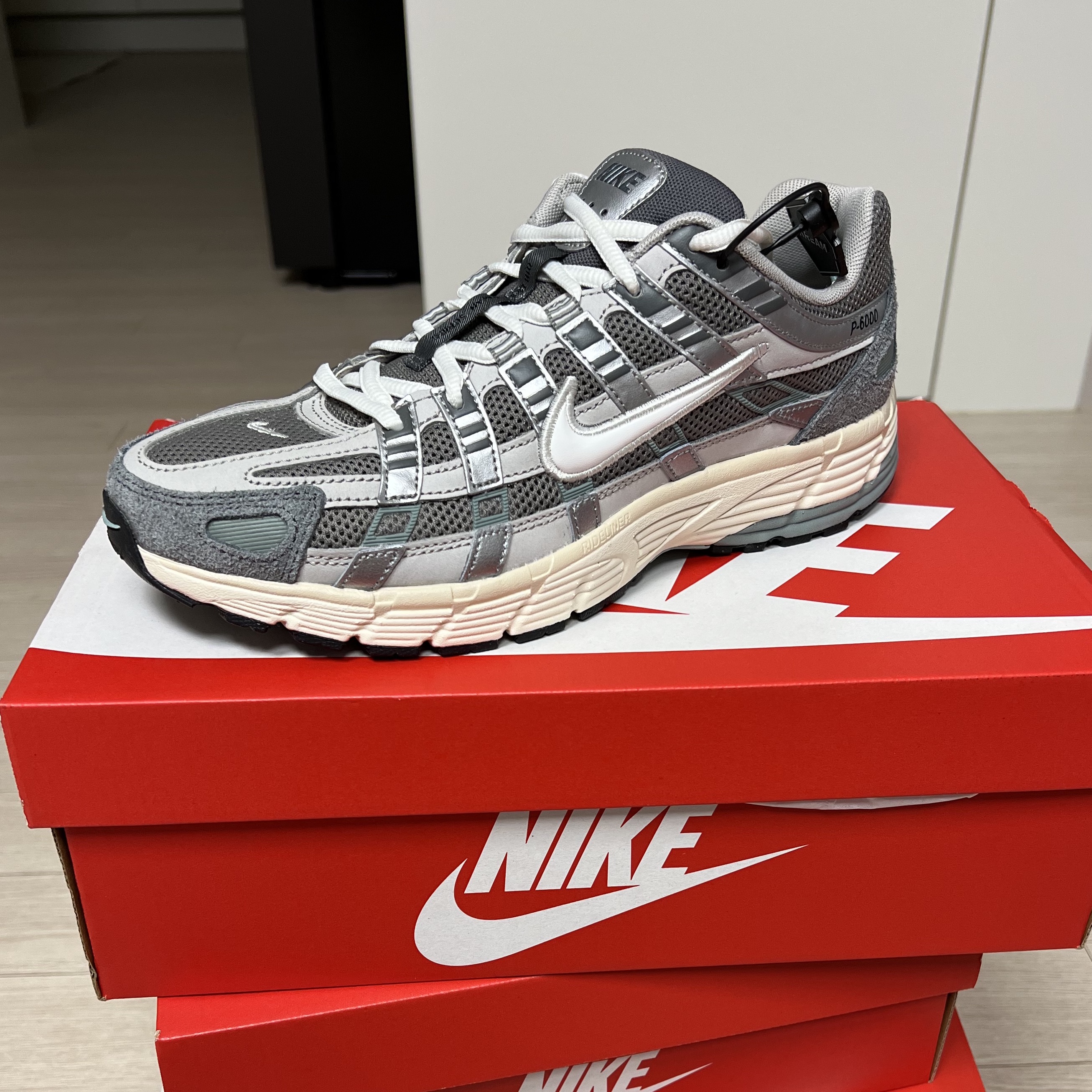 Nike P-6000 Flat Pewter Light Iron Ore 착용 스타일 - 1