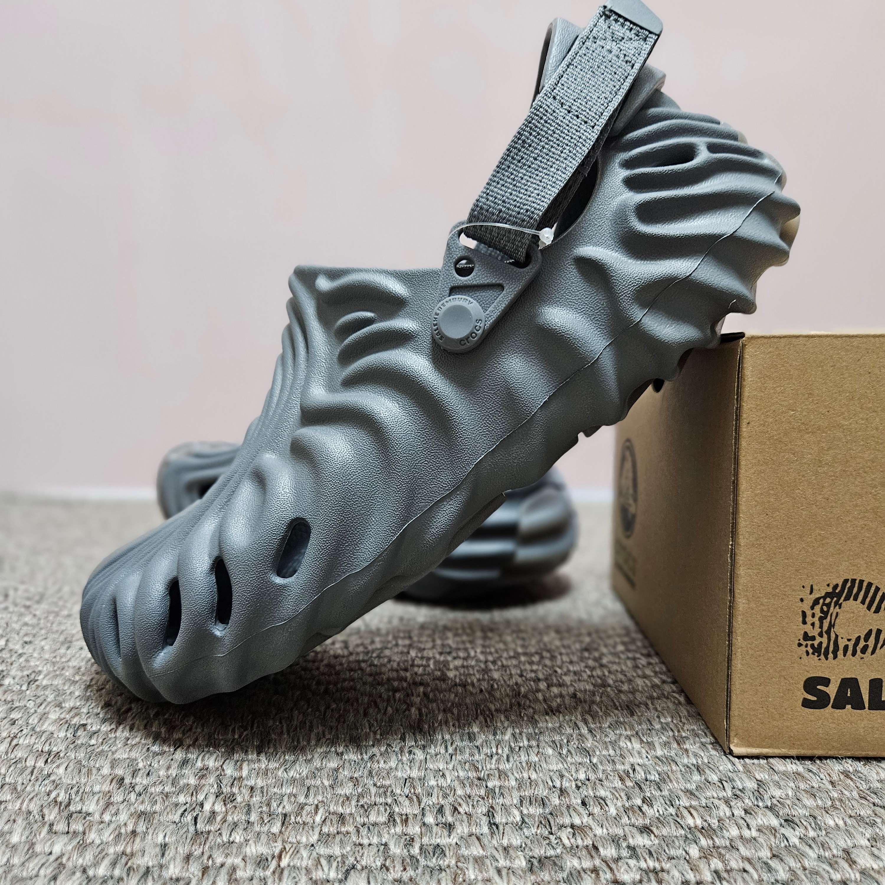 Crocs x Salehe Bembury Pollex Clog Niagara 착용 스타일 - 1