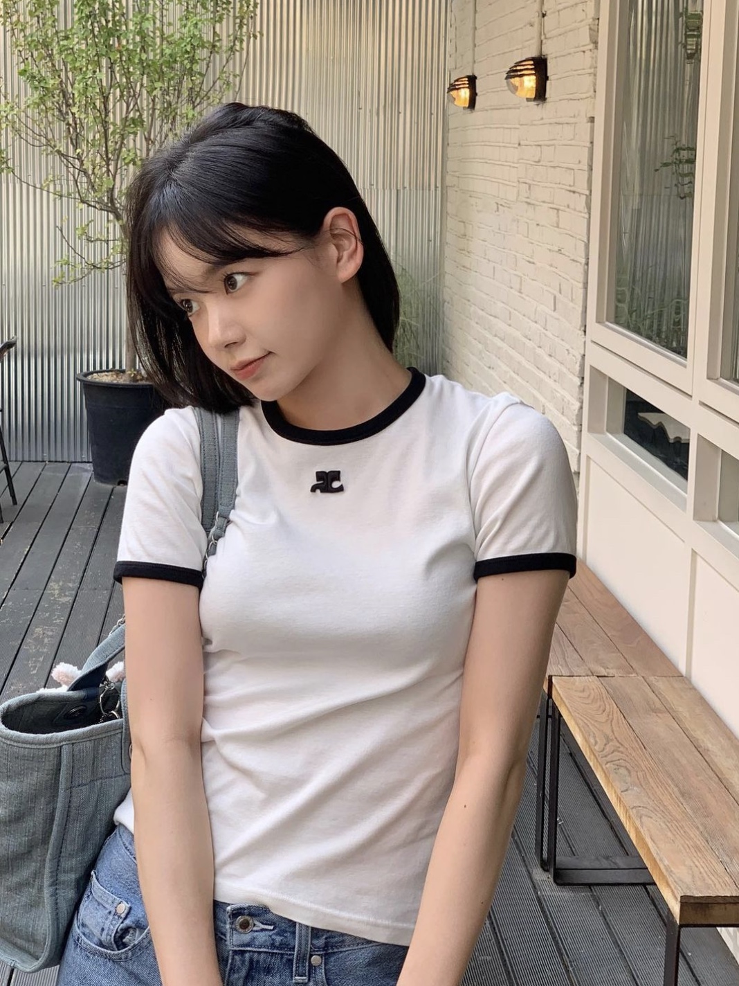 (W) Courreges Reedition Bumpy Contrast T-Shirt Heritage White Black, Chanel Small Shopping Bag Washed Denim & Silver Light Blue 착용 스타일 - 2