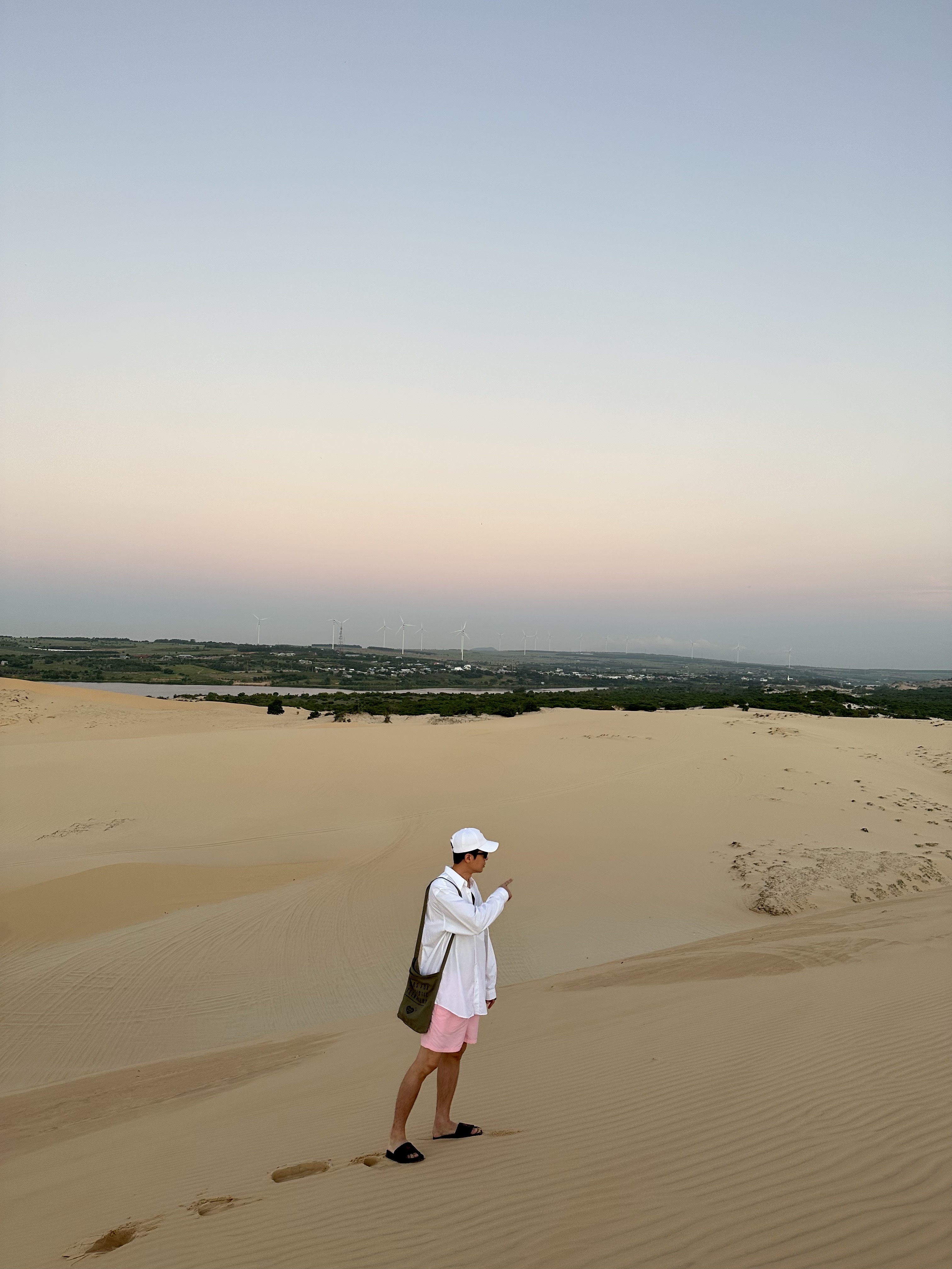 Jacquemus Le Bob Artichaut Bucket Hat Off White, [30%적립] Polo Ralph Lauren Cotton Chino Ball Cap White 착용 스타일 - 3