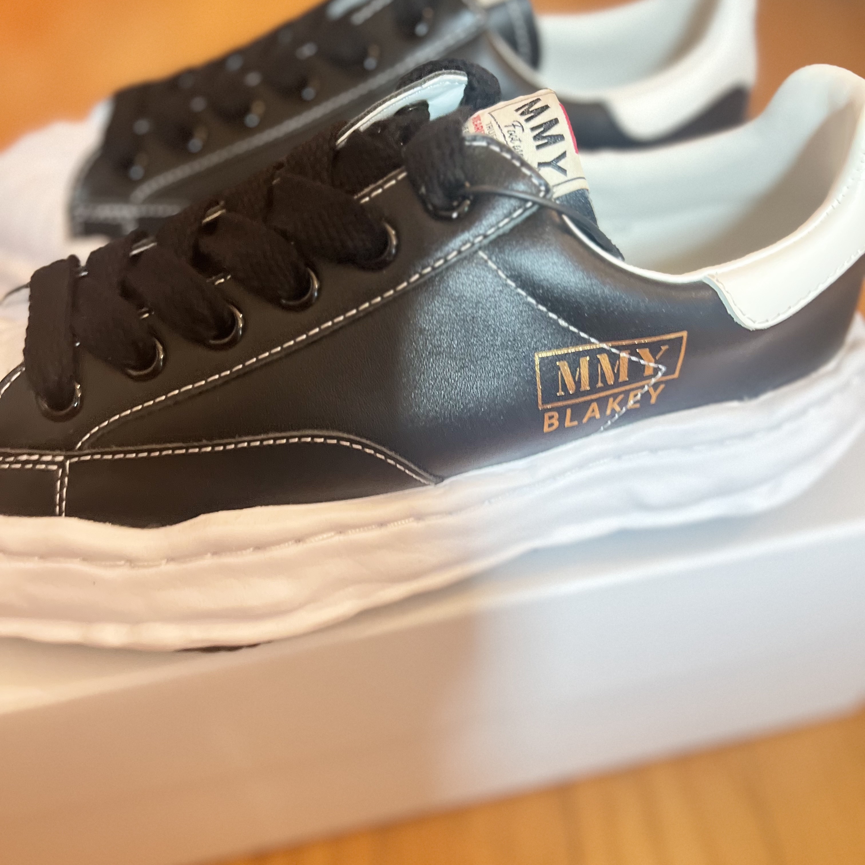 Maison Mihara Yasuhiro Blakey OG Sole Leather Low-top Sneakers Black 착용 스타일 - 4