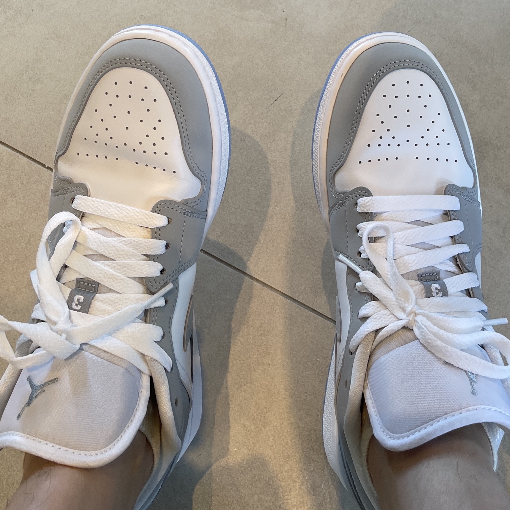 (W) Jordan 1 Low White Wolf Grey 착용 스타일 - 2