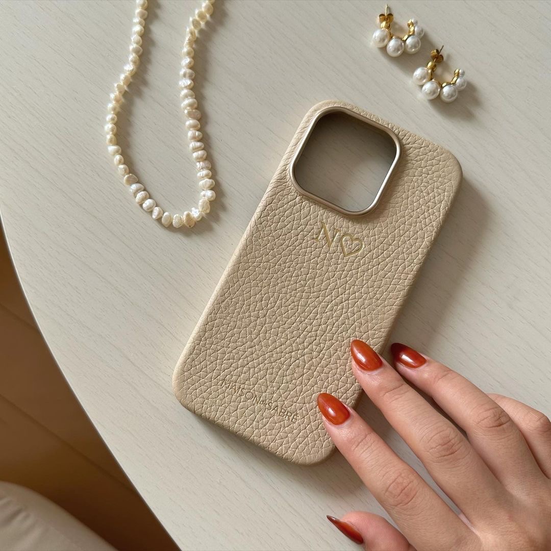 [KREAM 단독] Maison de Sabre iphone Case 14 Saharan Nude, [KREAM 단독] Maison de Sabre iphone Case 14 Pro Saharan Nude 착용 스타일