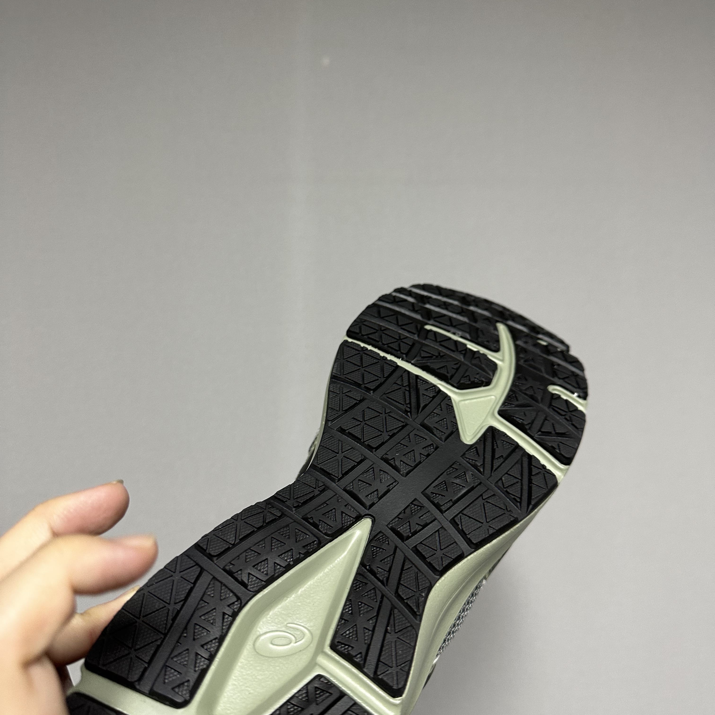 Asics Jog 100 S Sheet Rock - 2E Wide 착용 스타일 - 4