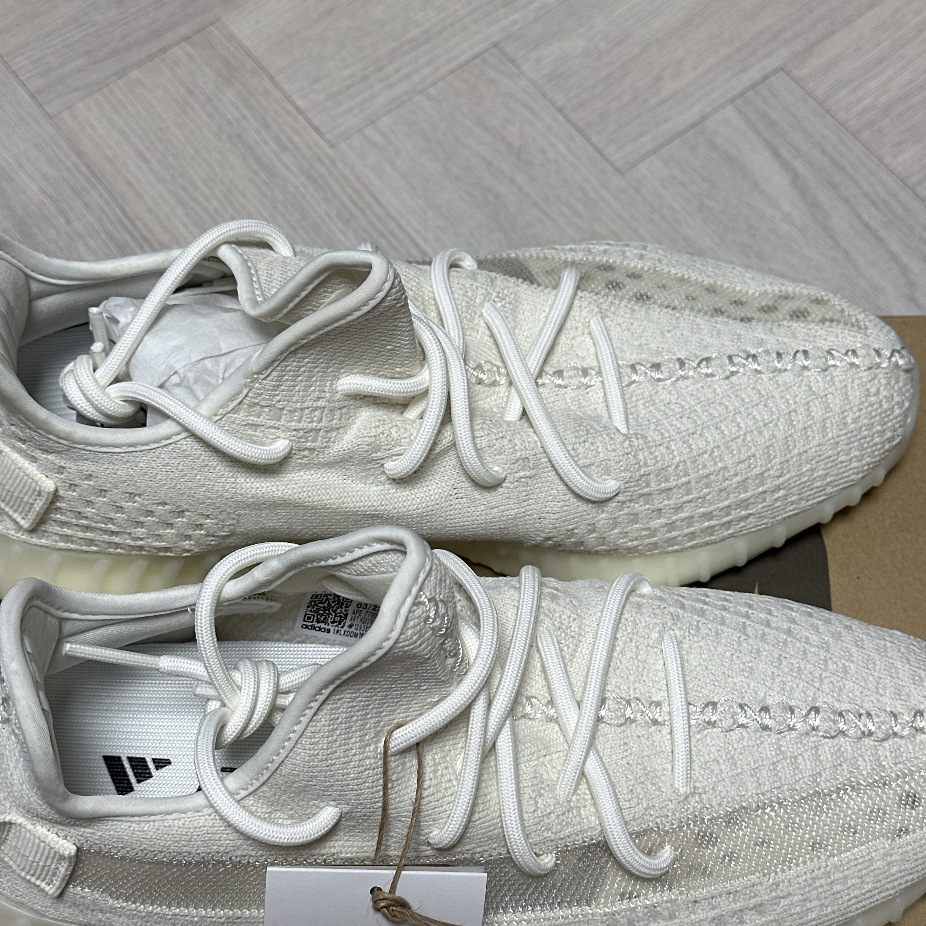 Adidas Yeezy Boost 350 V2 Bone 착용 스타일