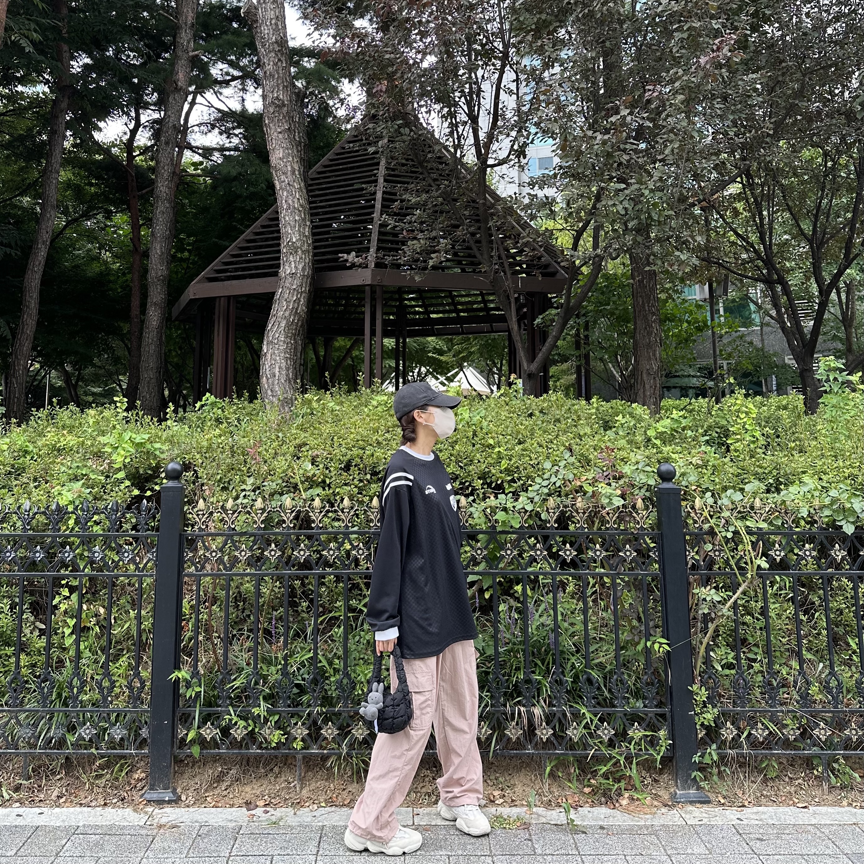 Adidas Yeezy 500 Blush 2022, Balenciaga Cities Paris Cap Black 착용 스타일 - 2