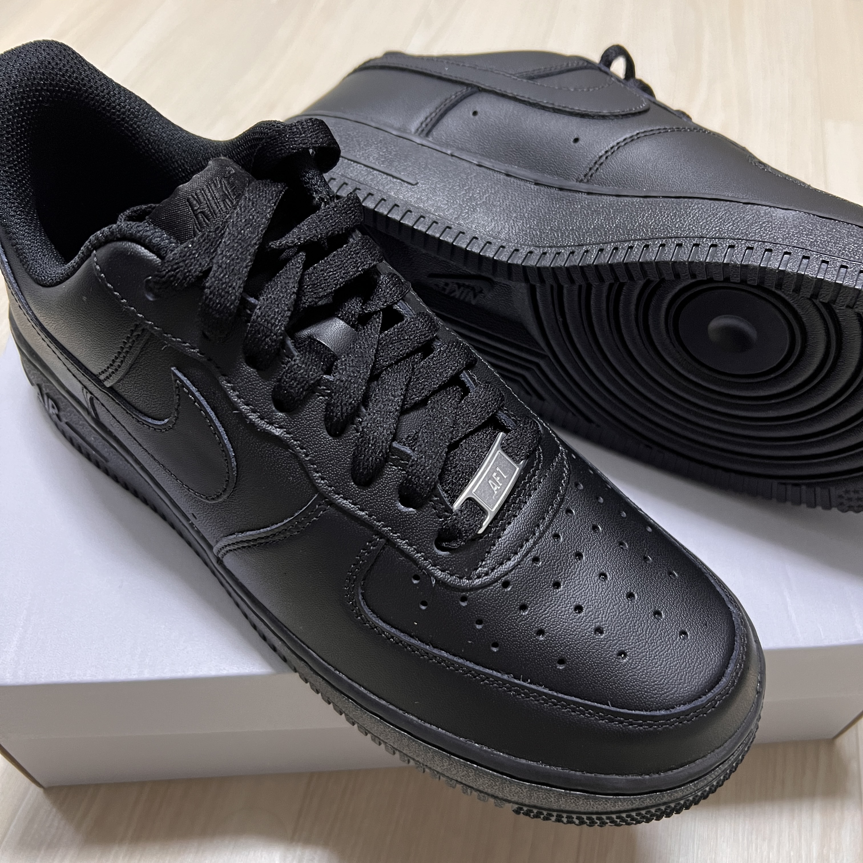 Nike Air Force 1 '07 Low Triple Black, Apple AirPods Max Lightning Space Gray (Korean Ver.) 착용 스타일 - 3