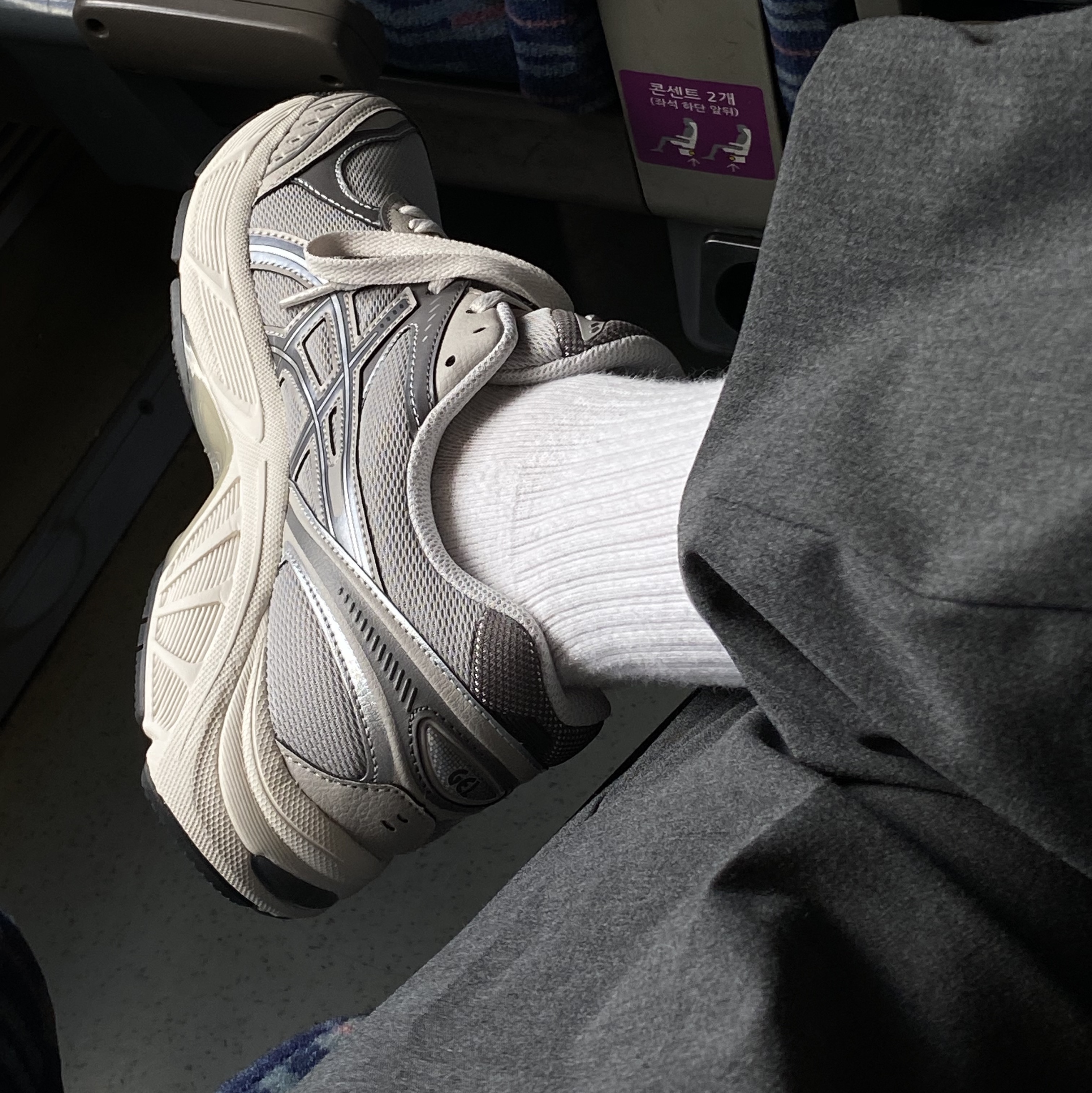 Asics GT-2160 Oyster Grey Carbon 착용 스타일