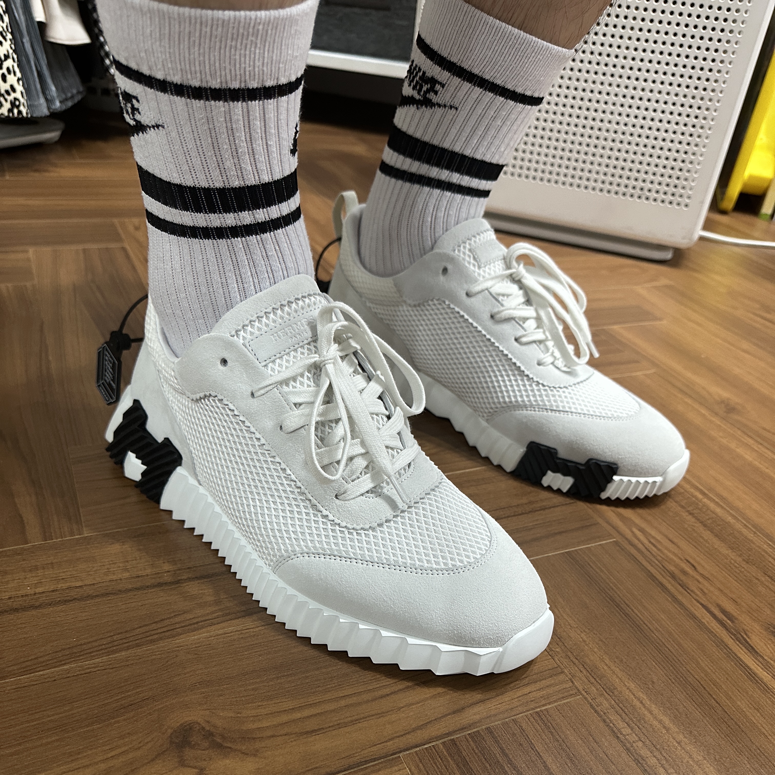 Hermes Bouncing Sneakers Graphic Mesh Suede Goatskin & Blanc 착용 스타일 - 1