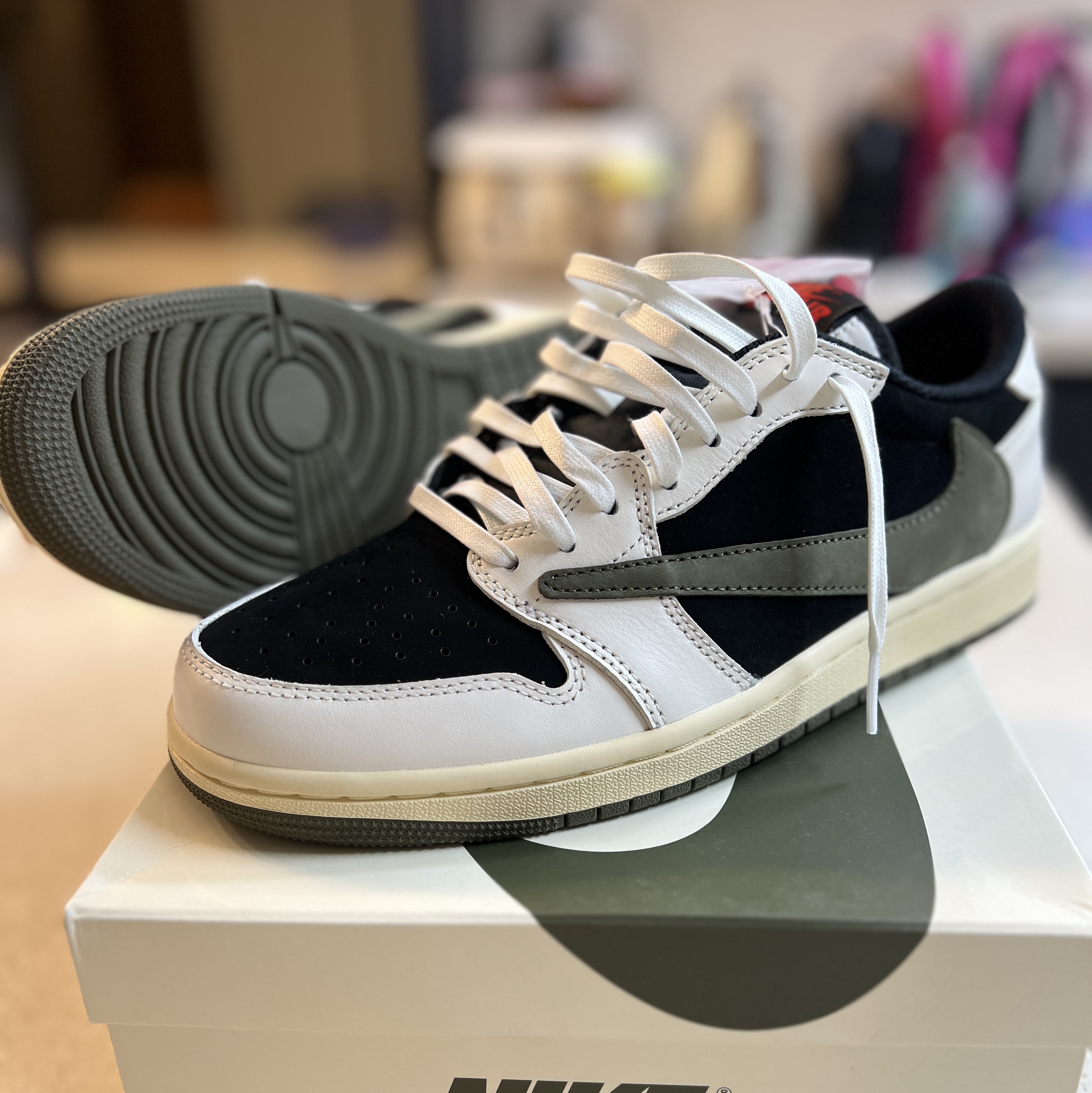 (W) Jordan 1 x Travis Scott Retro Low OG SP Medium Olive 착용 스타일 - 1