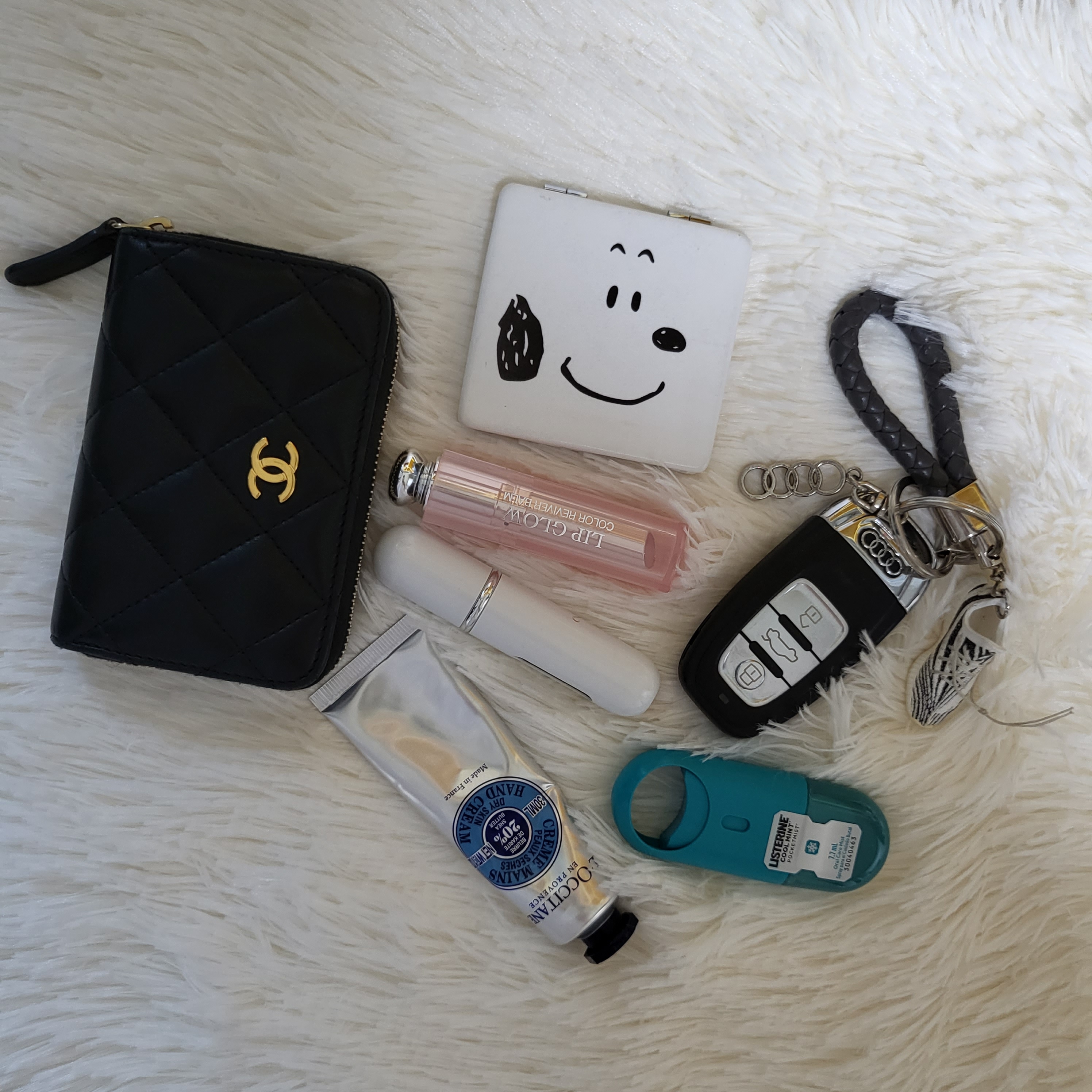 Chanel Classic Zipped Coin Purse Lambskin & Gold Black 착용 스타일