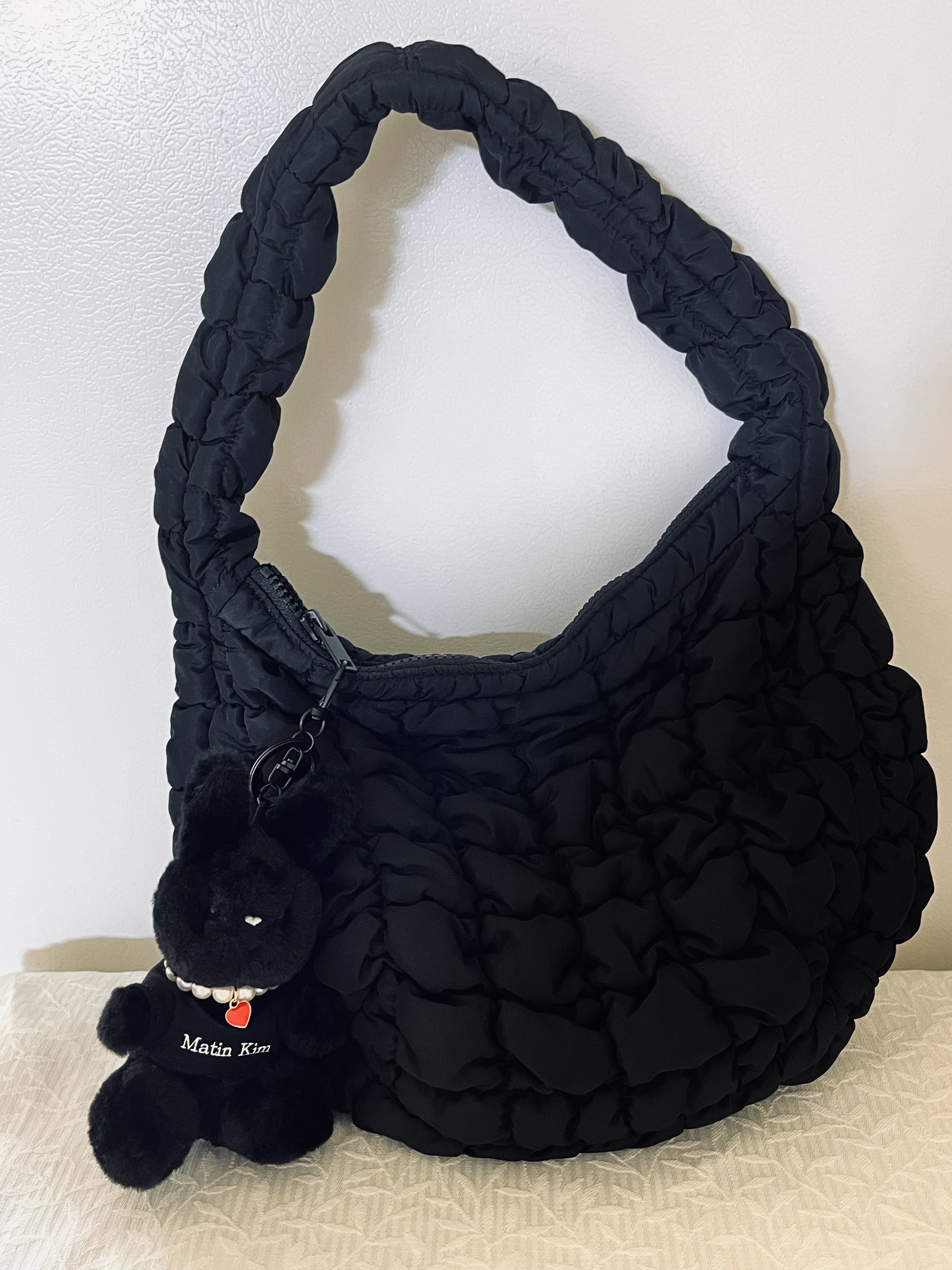 COS Quilted Mini Bag Black 착용 스타일 - 3