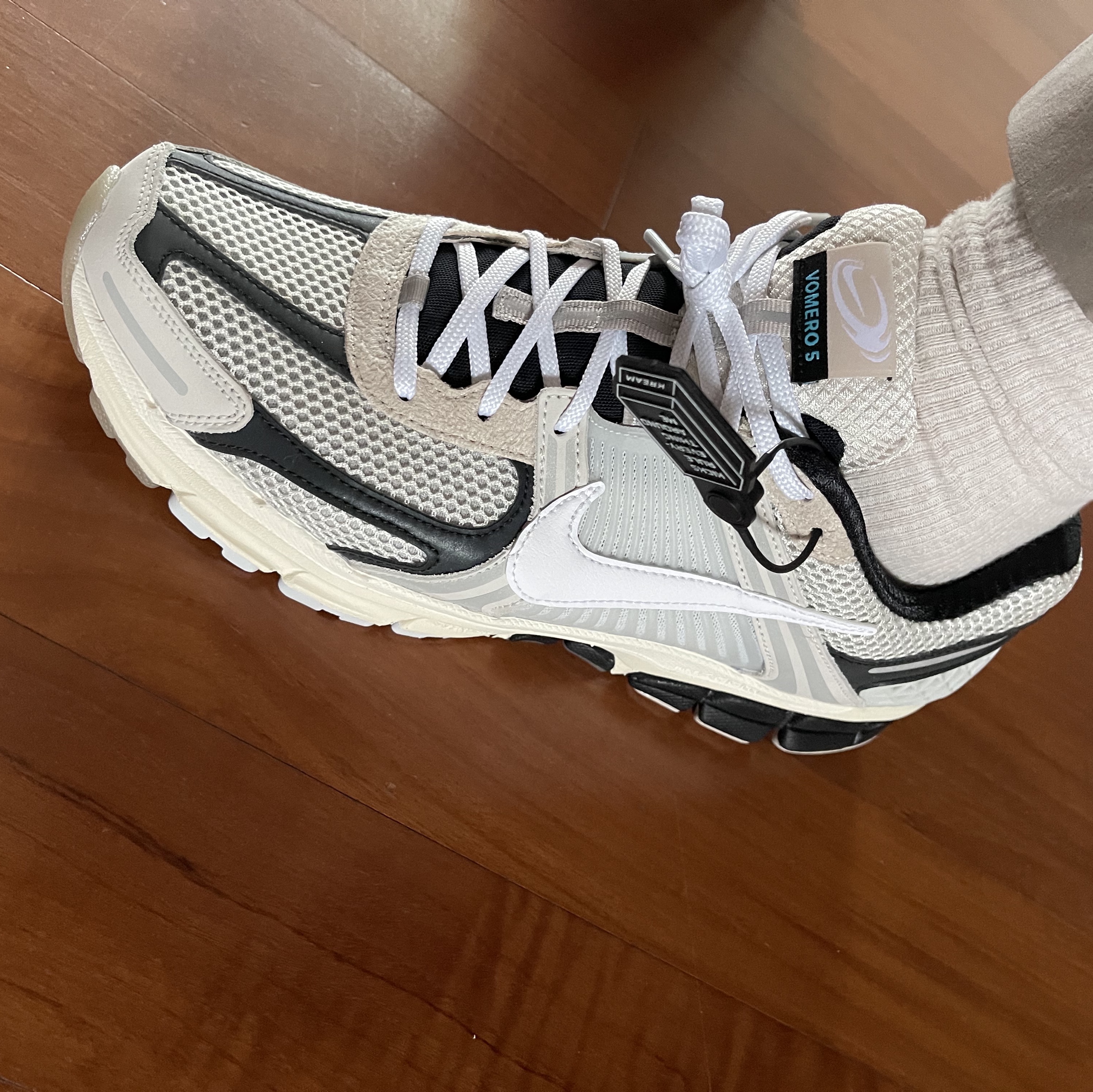 Nike Zoom Vomero 5 Light Bone and Black 착용 스타일