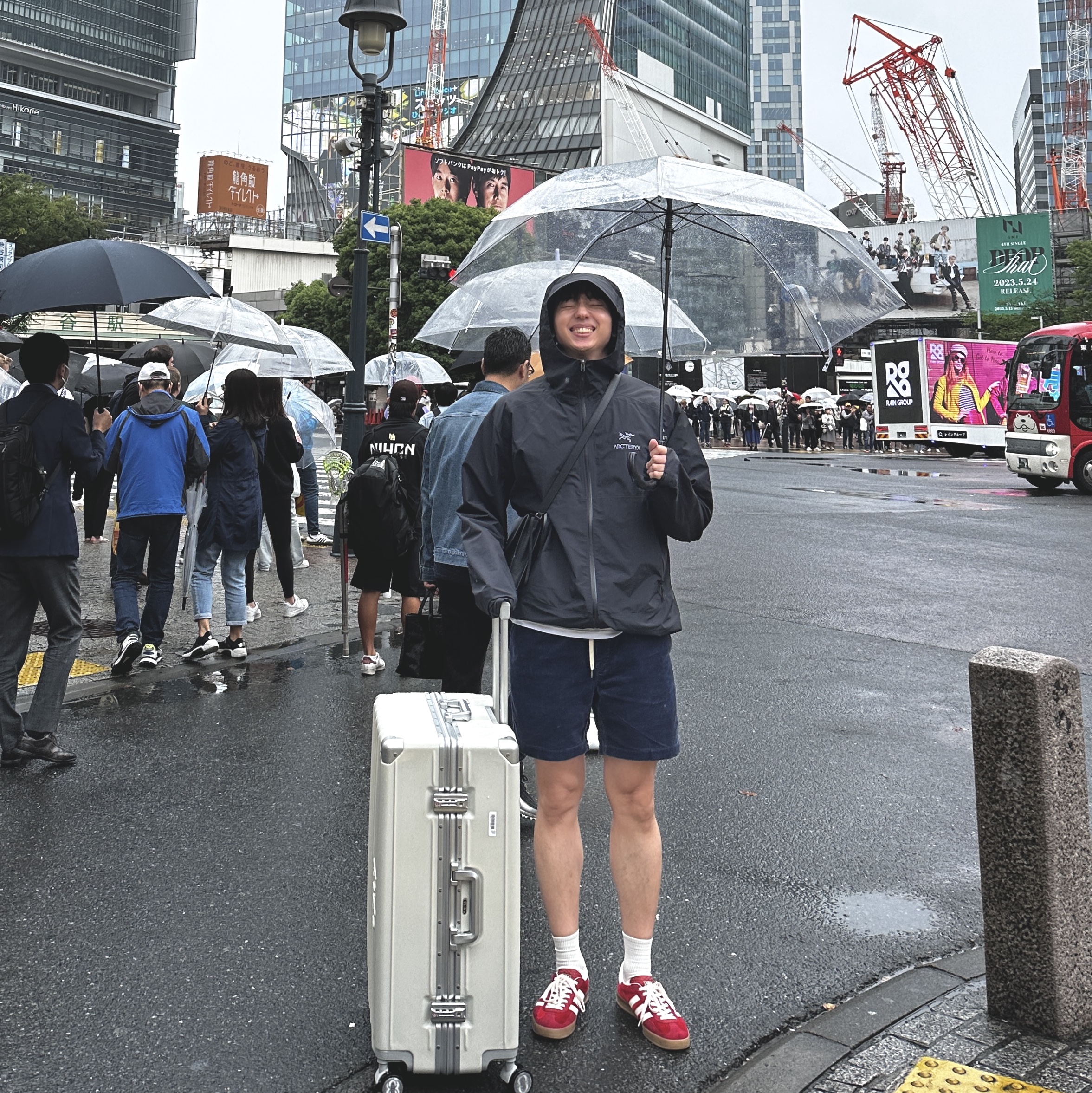 Arc'teryx Zeta SL Jacket Black, Gucci x Adidas Gazelle Sneakers Red Velvet 착용 스타일