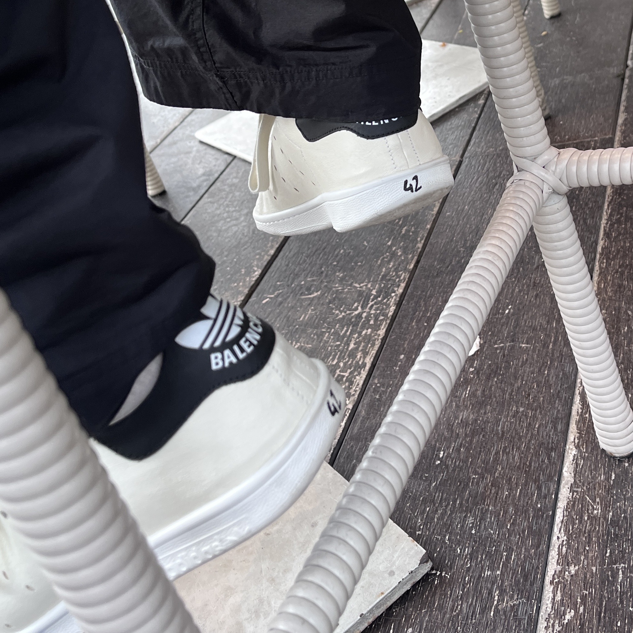 Balenciaga x Adidas Stan Smith Off White 착용 스타일 - 2