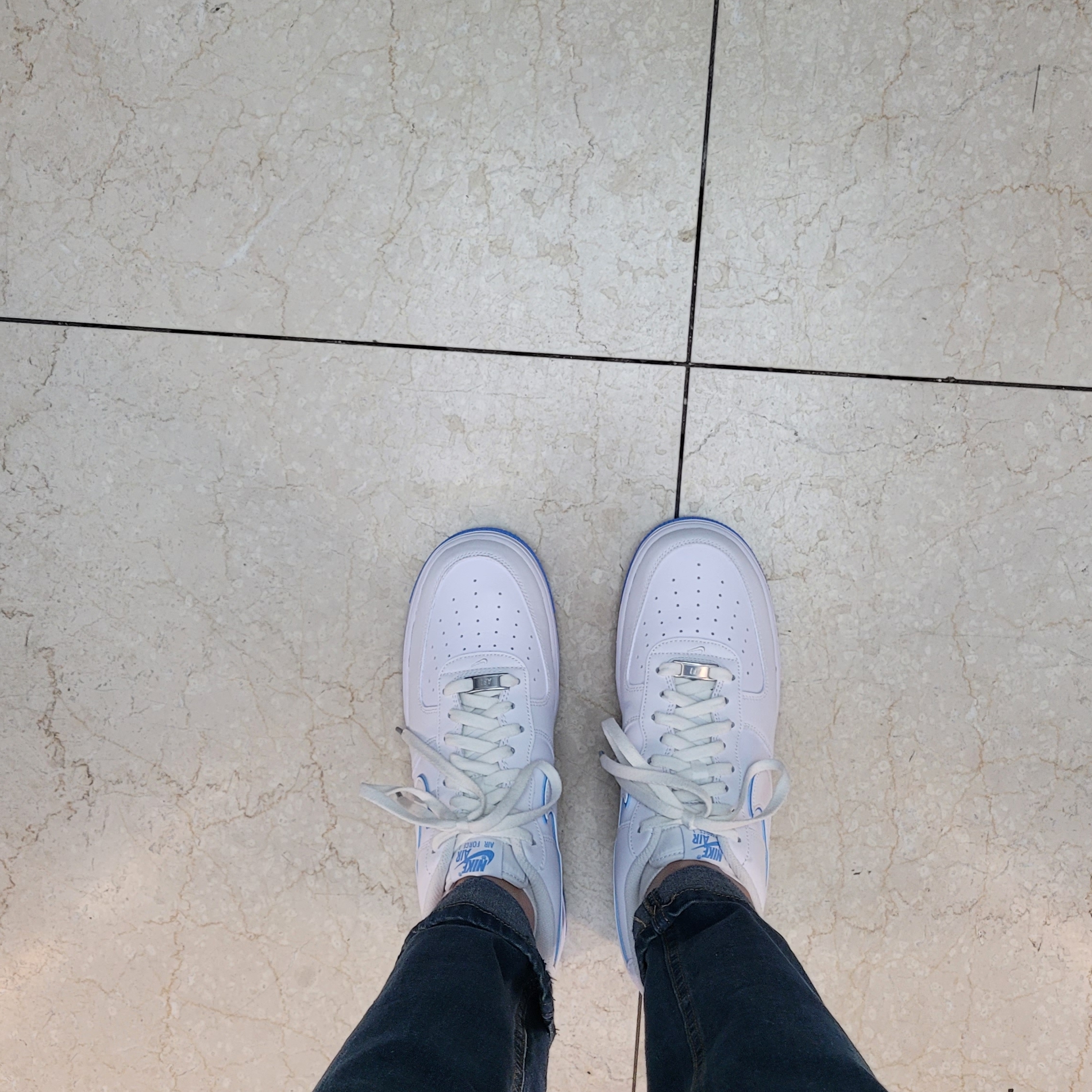 Nike Air Force 1 '07 White University Blue 착용 스타일 - 2