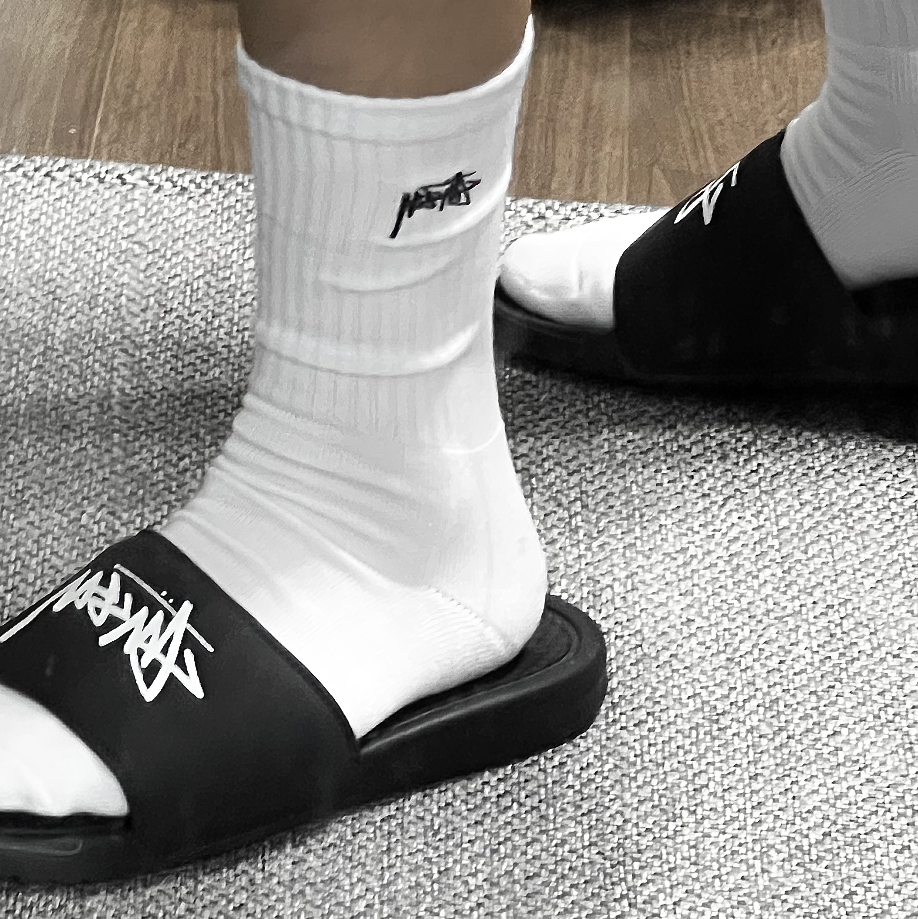 Stussy Small Stock Crew Socks White (3 Pack) 착용 스타일 - 2