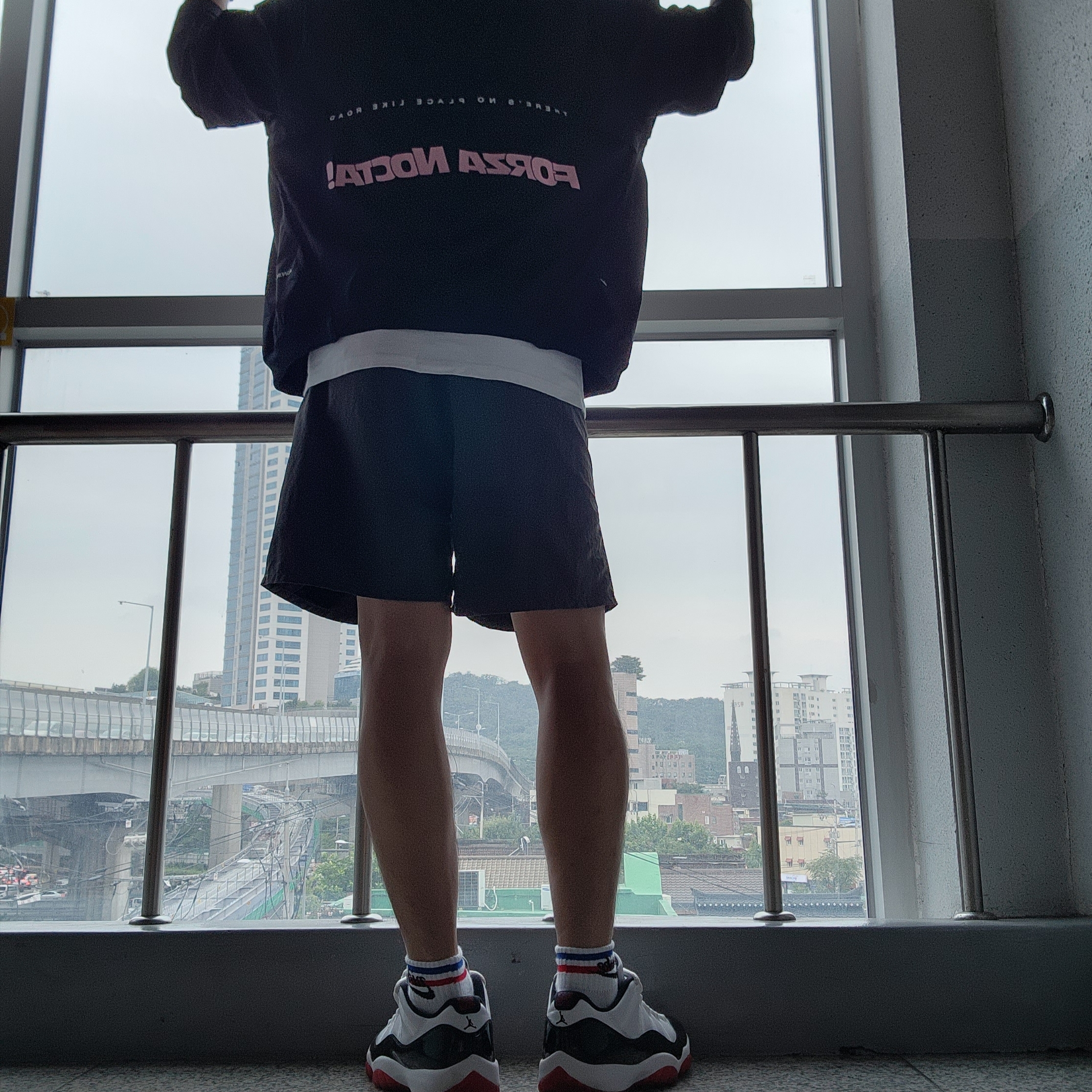 (W) Nike x Drake Nocta NRG LR L/S Crew Black (DV3631-010), Jordan 11 Retro Low Concord Bred 착용 스타일 - 2