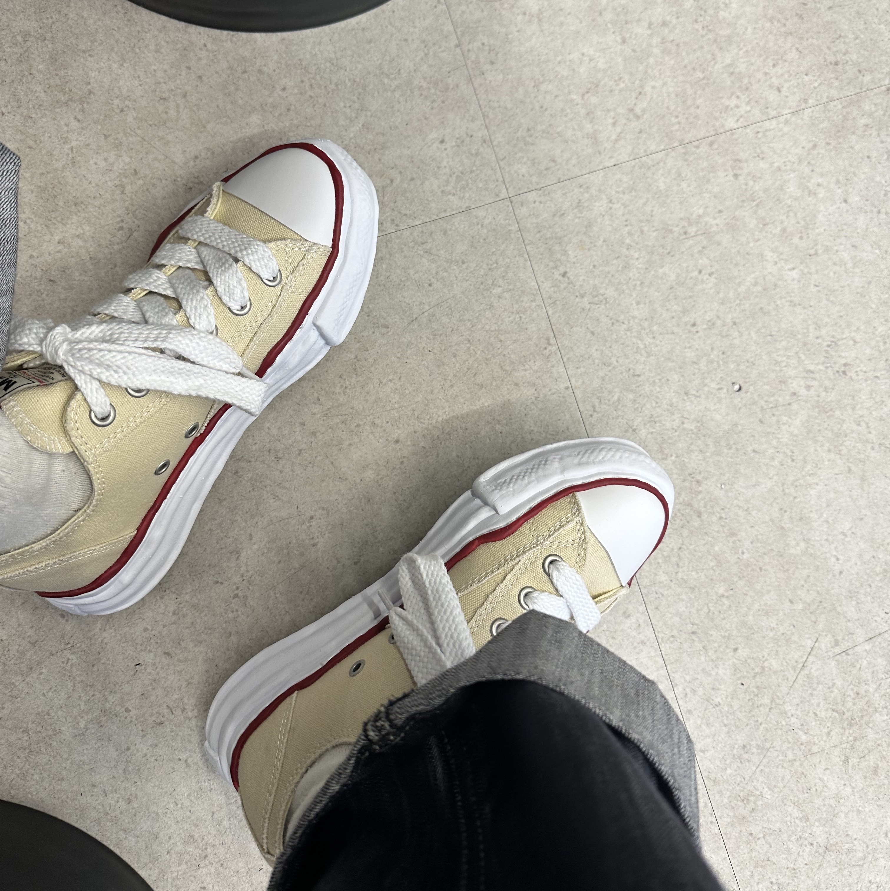 Maison Mihara Yasuhiro Peterson OG Sole Canvas Low-top Sneakers Natural 착용 스타일 - 1