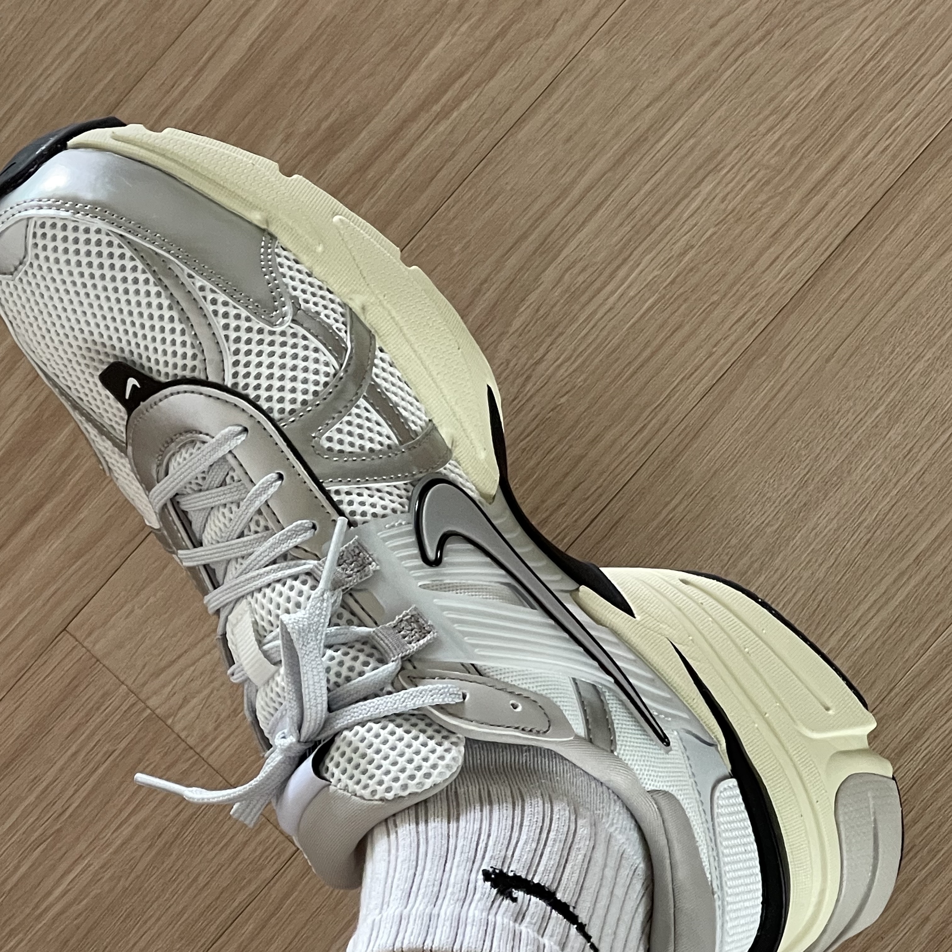 Nike V2K Run Summit White Metallic Silver 착용 스타일