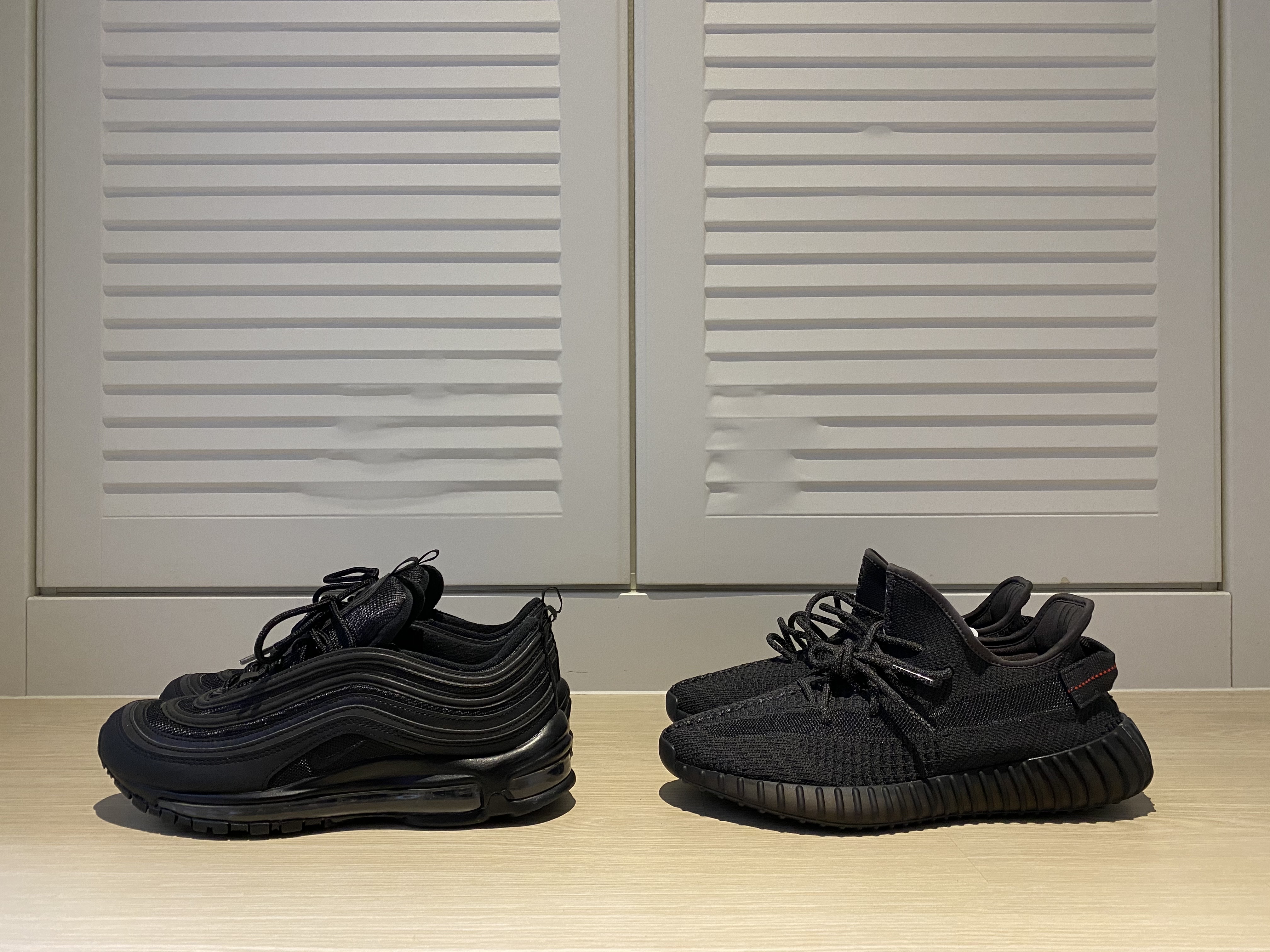 Nike Air Max 97 Triple Black, Adidas Yeezy Boost 350 V2 Black - Non-Reflective 착용 스타일 - 1