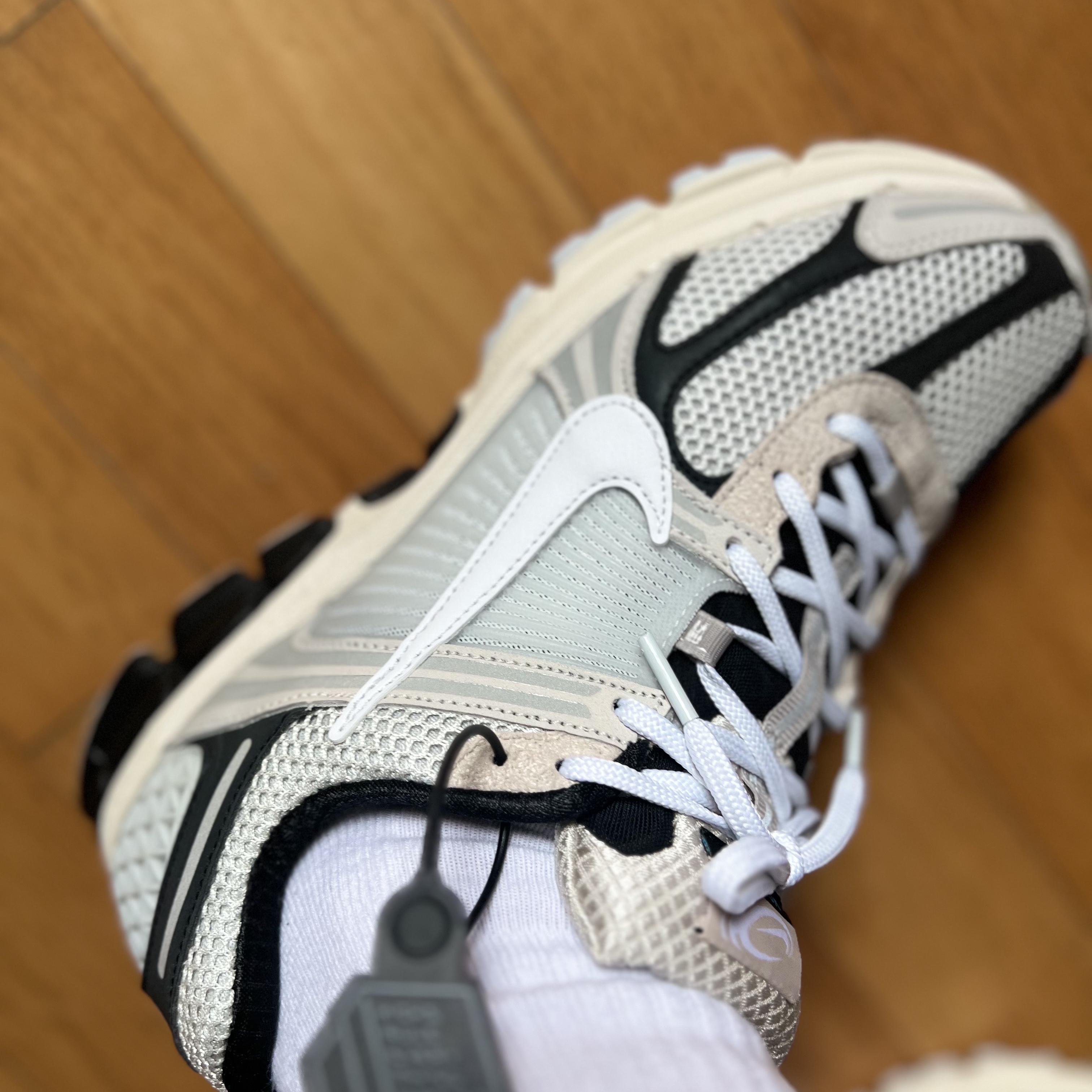 Nike Zoom Vomero 5 Light Bone and Black 착용 스타일 - 5
