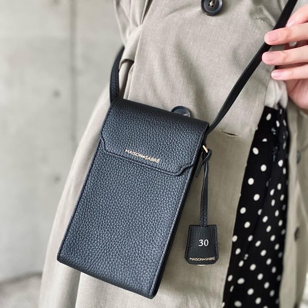 [KREAM 단독] Maison de Sabre The Phone Pouch Black Caviar 착용 스타일 - 3