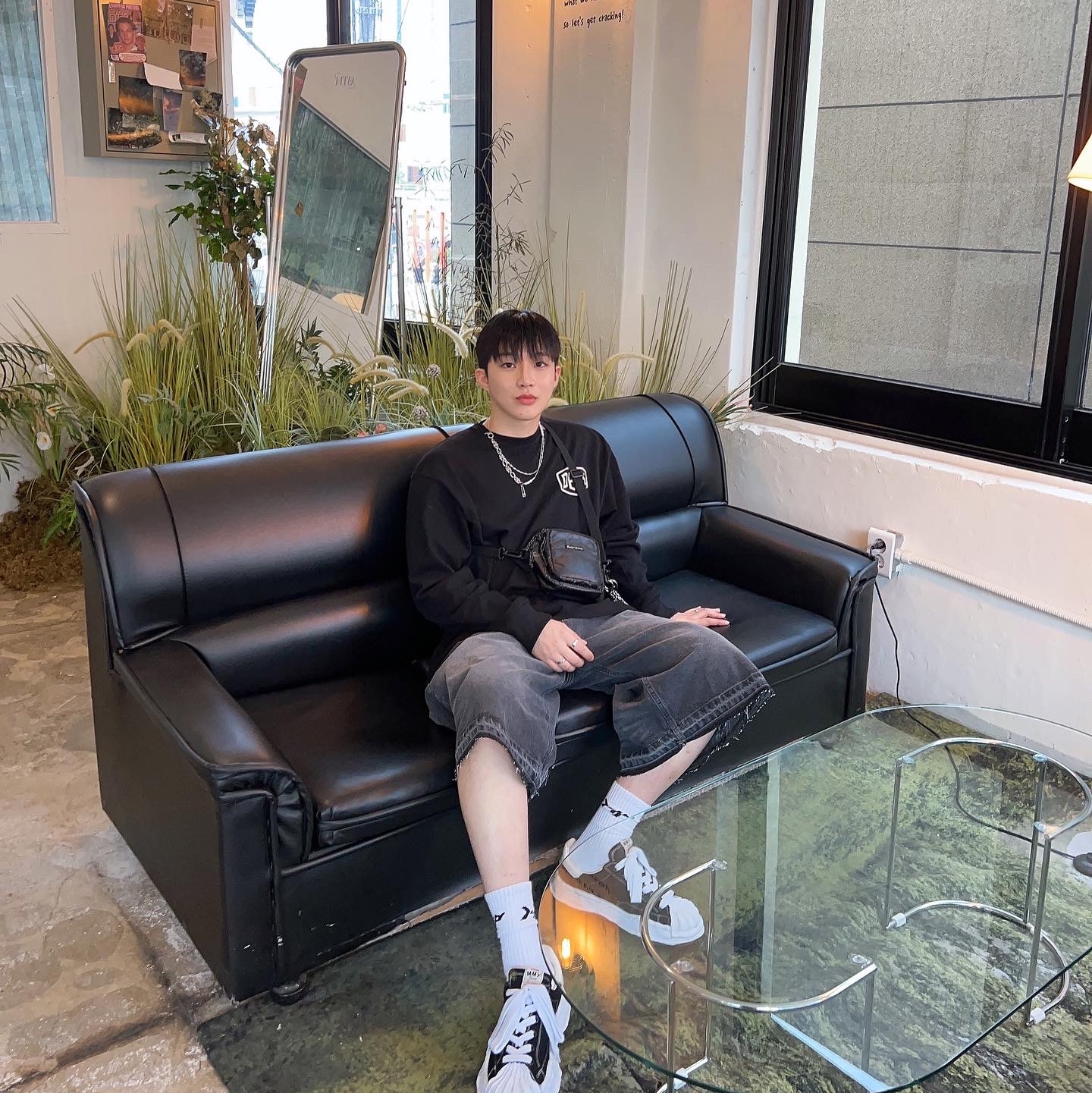 Maison Mihara Yasuhiro Blakey OG Sole Canvas Low-top Sneakers Black White, Deus Ex Machina Seoul College Long Sleeve T-Shirt Black 착용 스타일