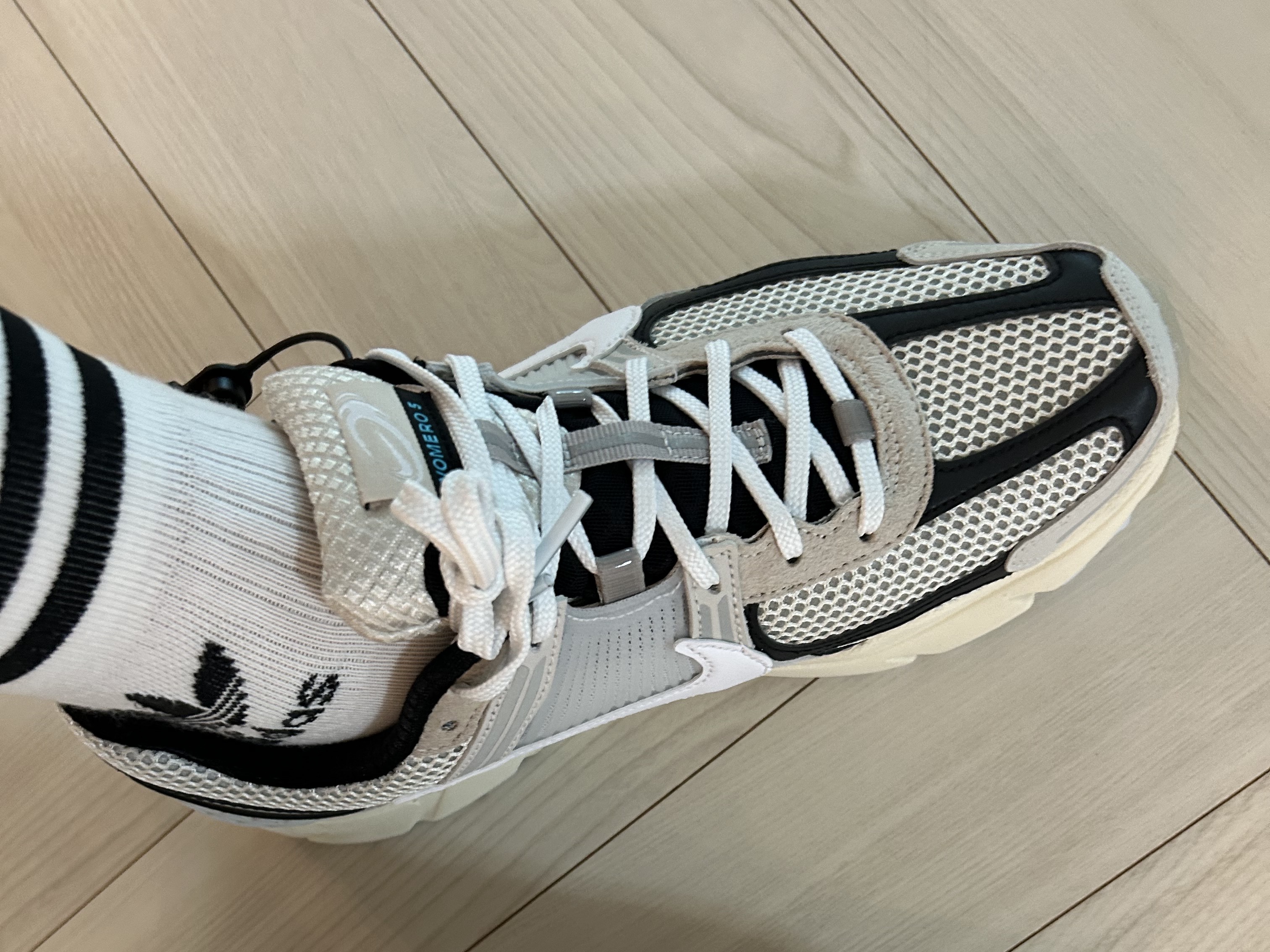 Nike Zoom Vomero 5 Light Bone and Black 착용 스타일 - 2